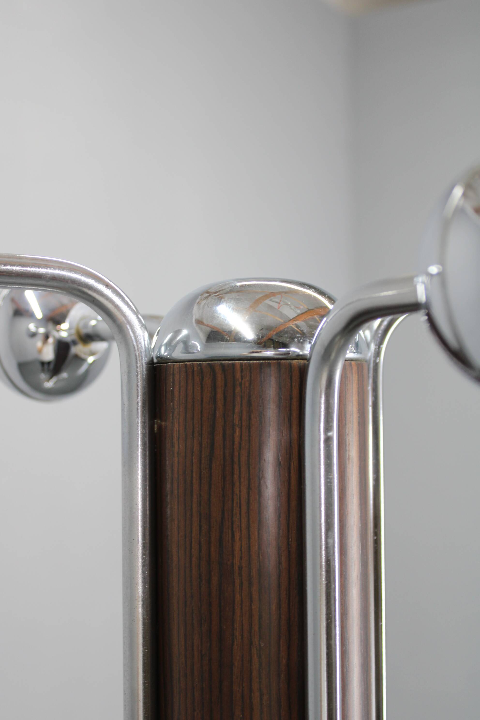 Porte-manteau italien en fer, plastique chromé et base en bois, années 1970