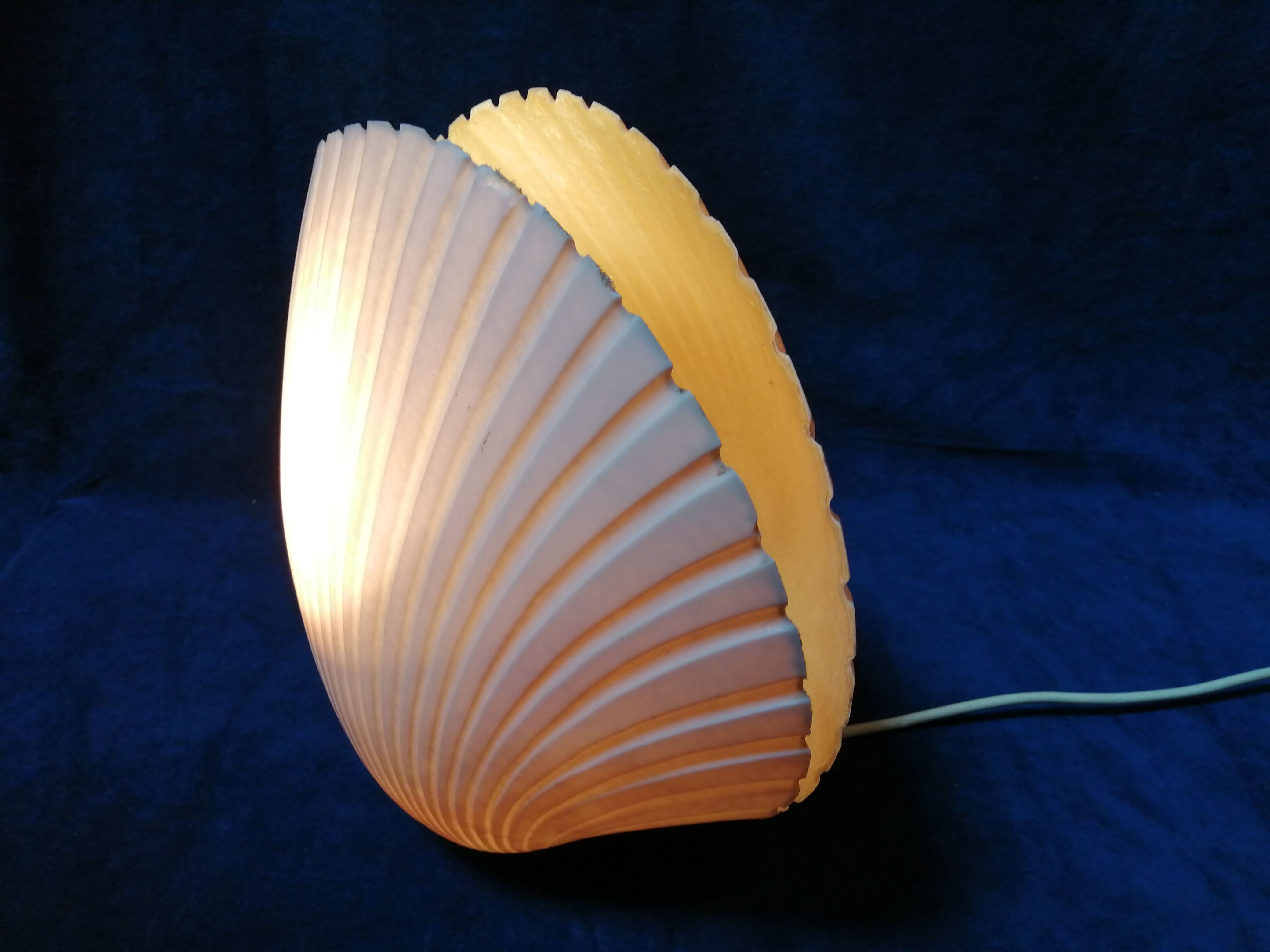 Lampe coquille Saint Jacques en fibre de verre design Michèle Mahé, des années 60