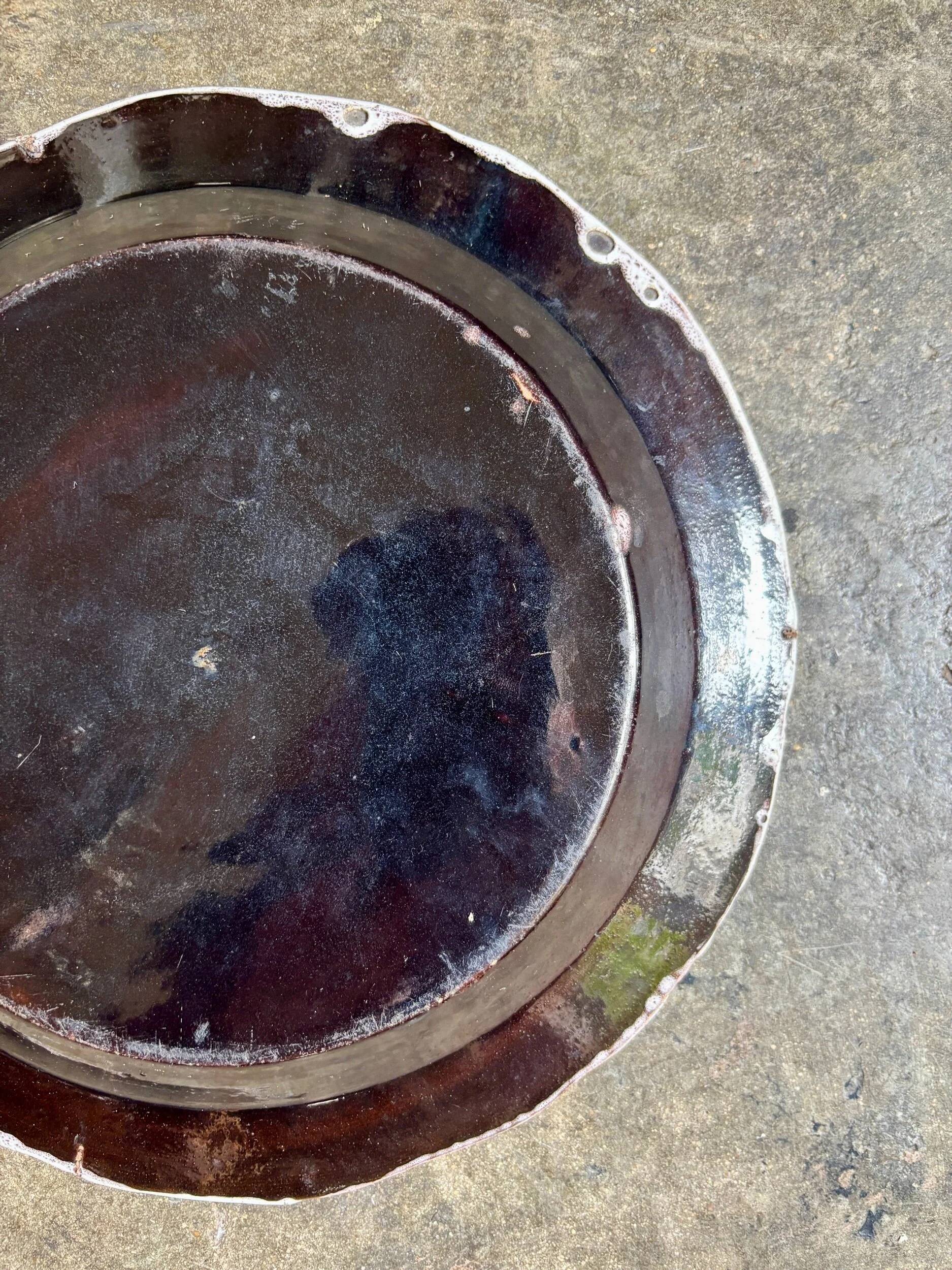 Round dish, black bottom in glazed terracotta