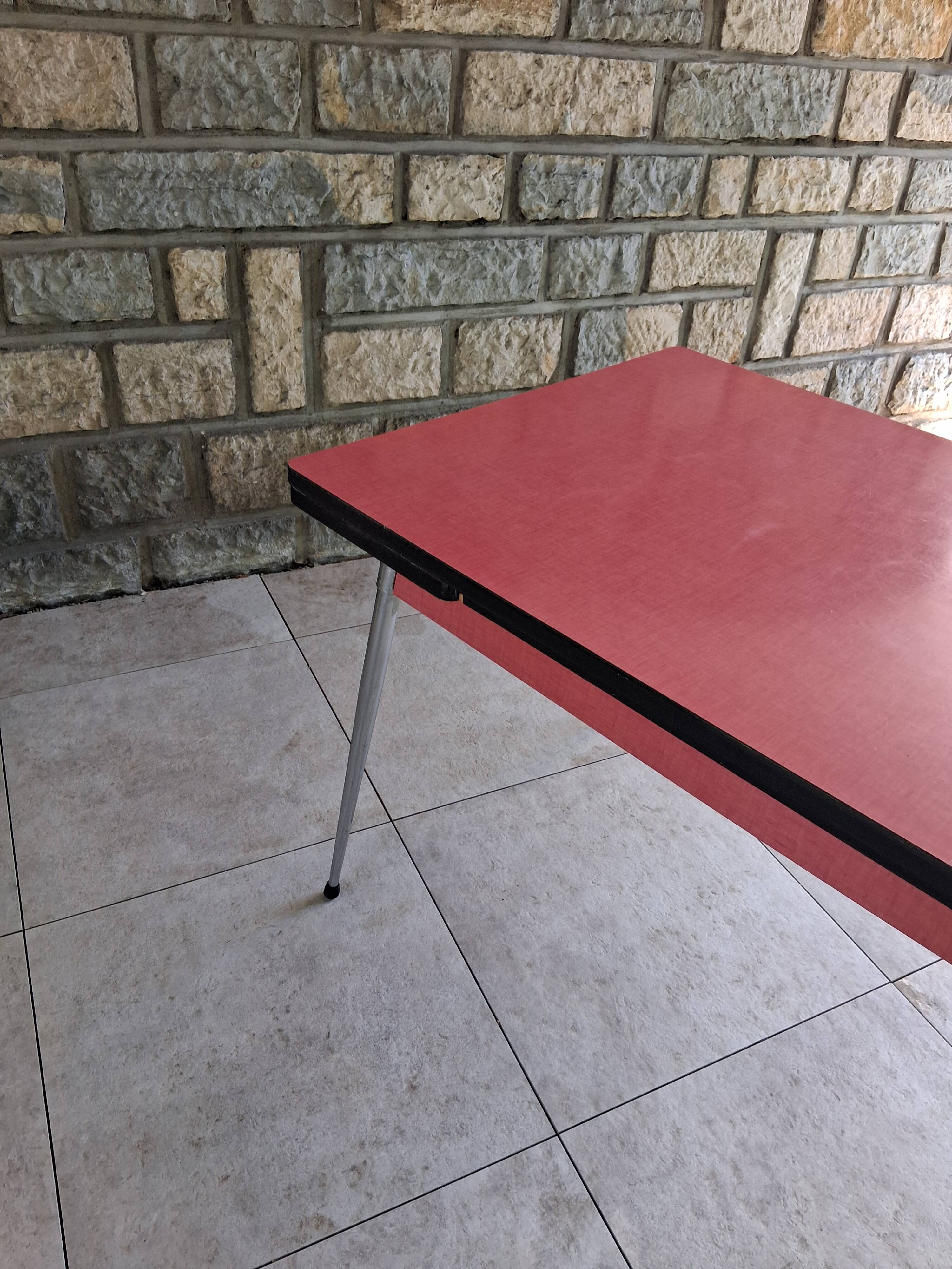 Table de cuisine vintage en formica framboise – 2 tiroirs & 2 rallonges – a