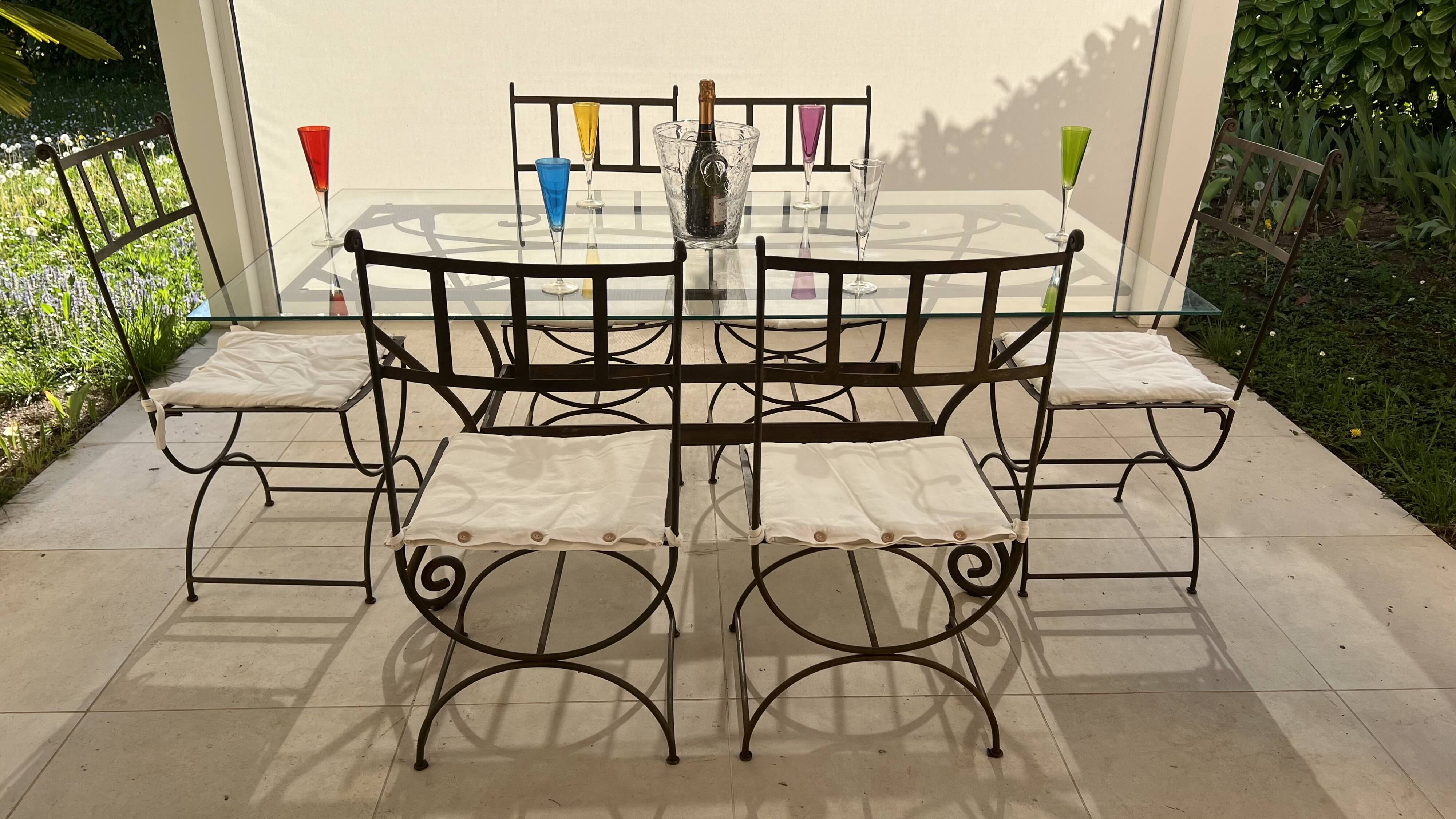 Table de terrasse plateau en verre + 6 chaises en fer forgé