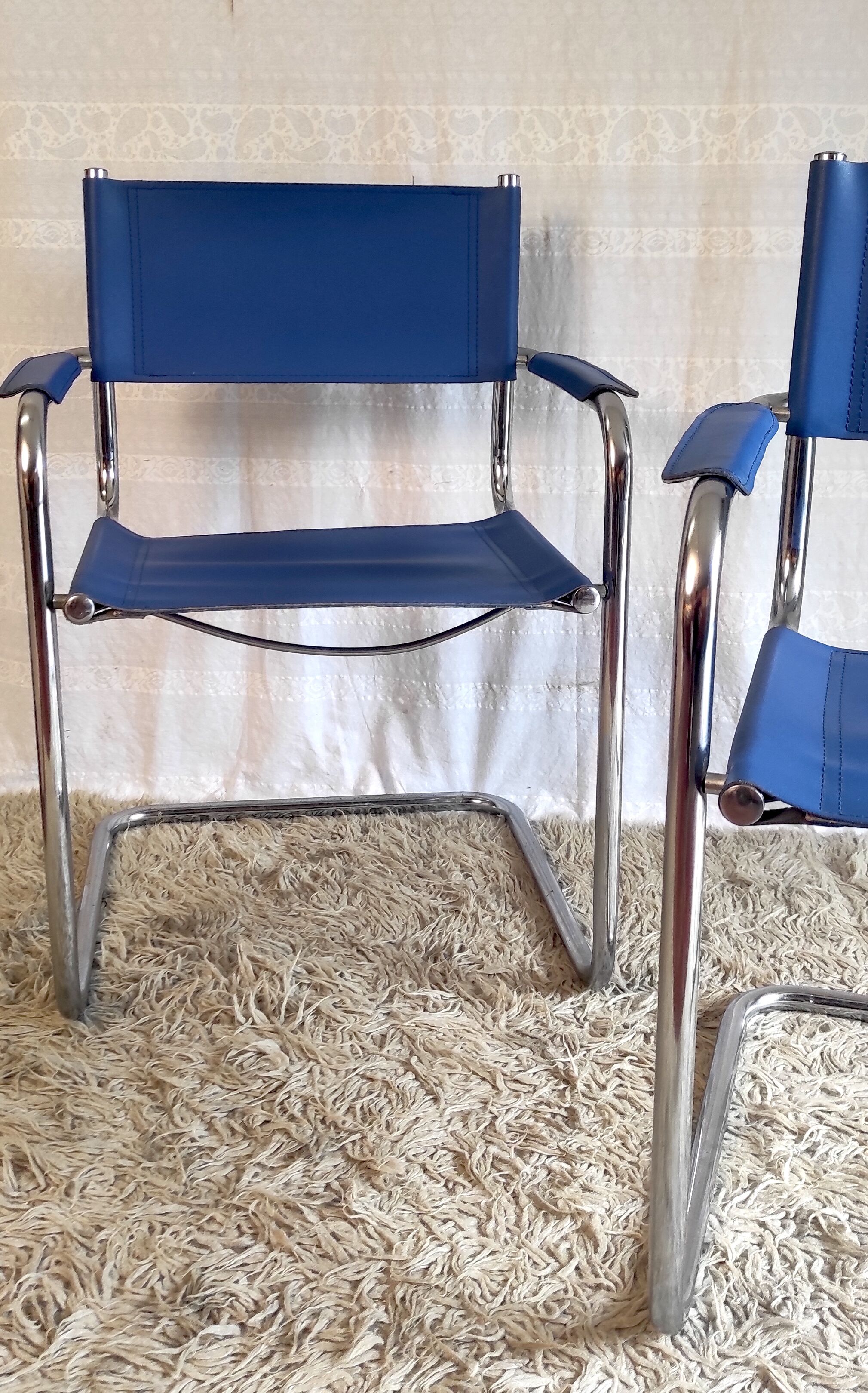 Bauhaus design "cantilever" armchair in blue leather – 80s