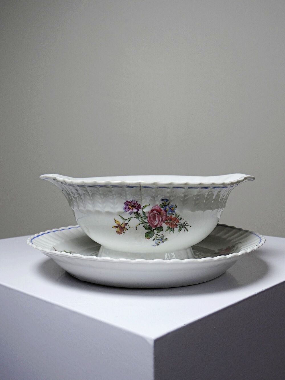 Service of 28 pieces Bernardaud Limoges porcelain with floral decoration from the 1920s to 1950s.