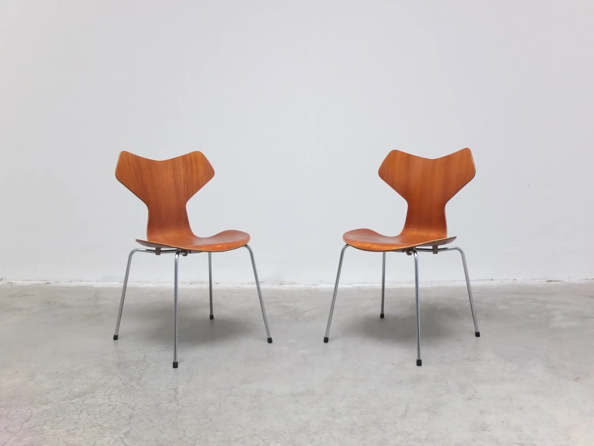 Early pair of 'Grand Prix' chairs by Arne Jacobsen for Fritz Hansen, 1957