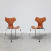 Early pair of 'Grand Prix' chairs by Arne Jacobsen for Fritz Hansen, 1957
