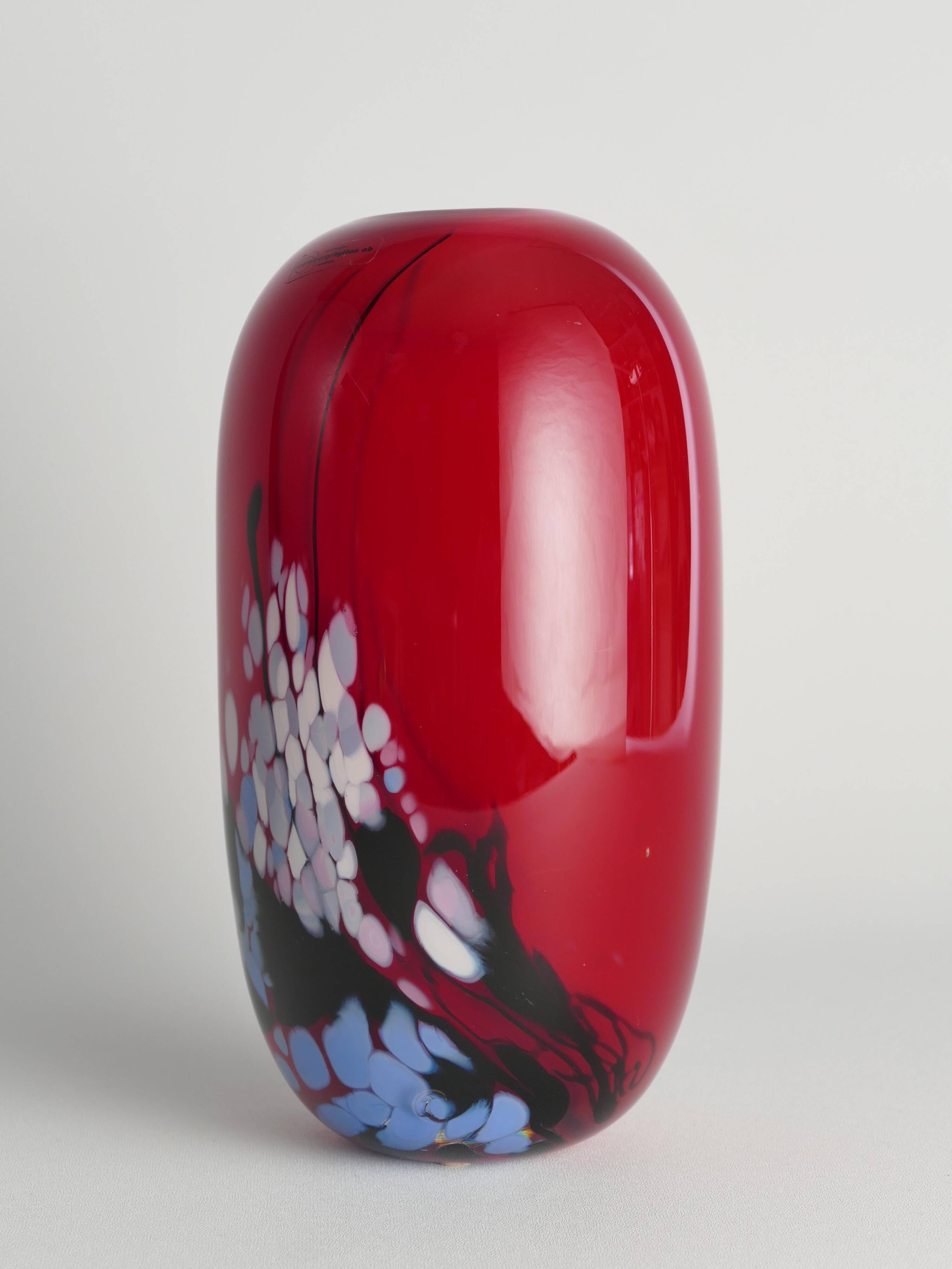 Vase en verre artistique rouge cerise unique par Mikael Axenbrant, Suède 1990