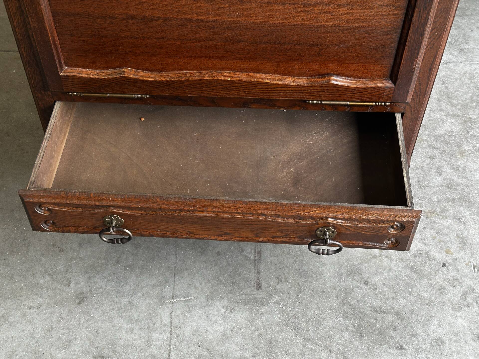 Petite commode en chêne à abattant – Mid-Century