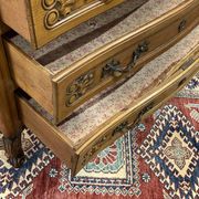 Commode de style Louis XV des années 1950 en merisier et loupe d'orme