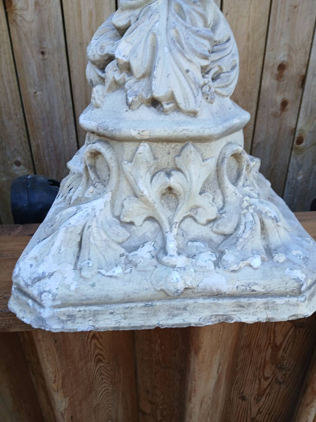 Stand, corbel, wall console in stucco with leaf ornament