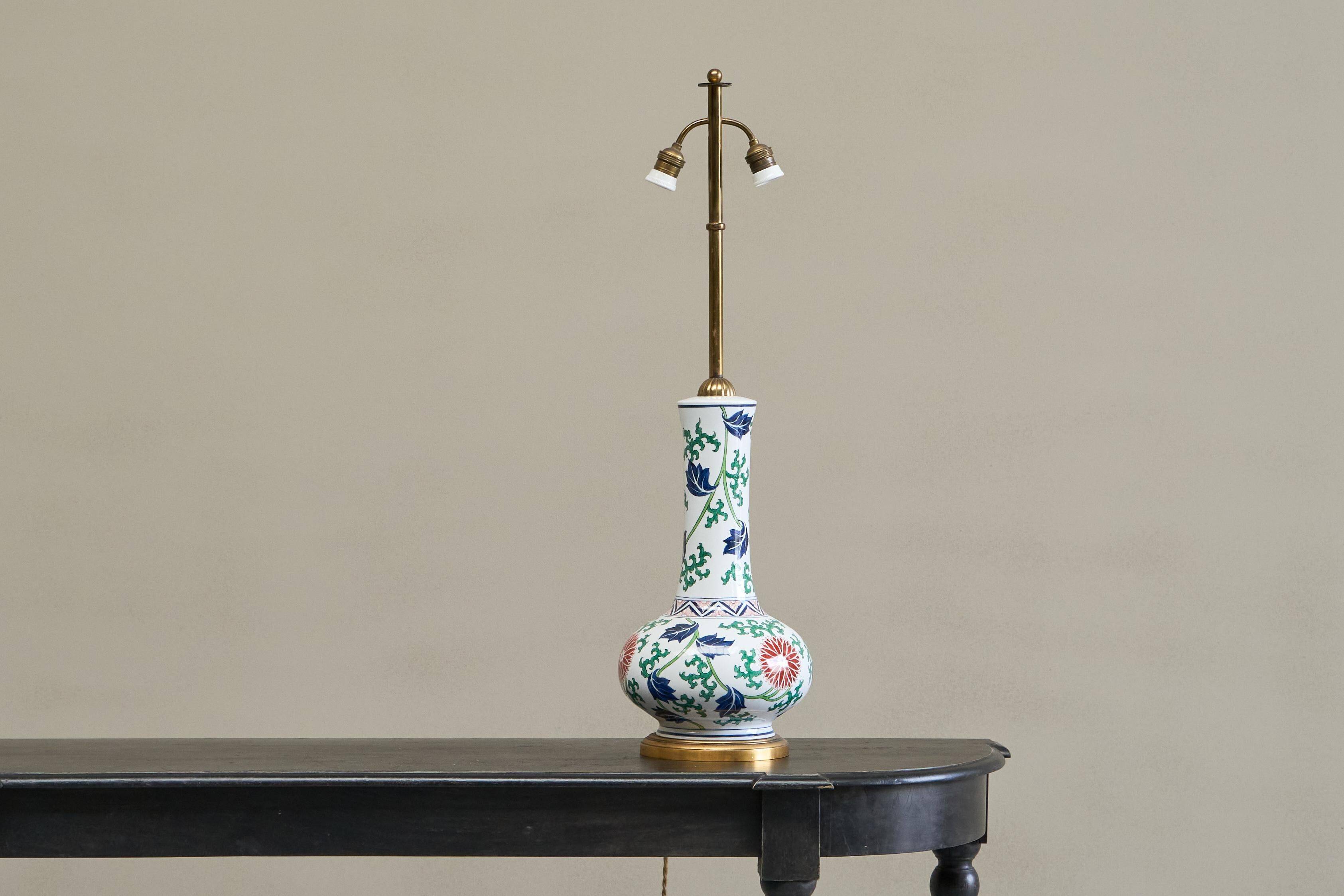 Lampe de table chinoiserie française en porcelaine et laiton, années 1940