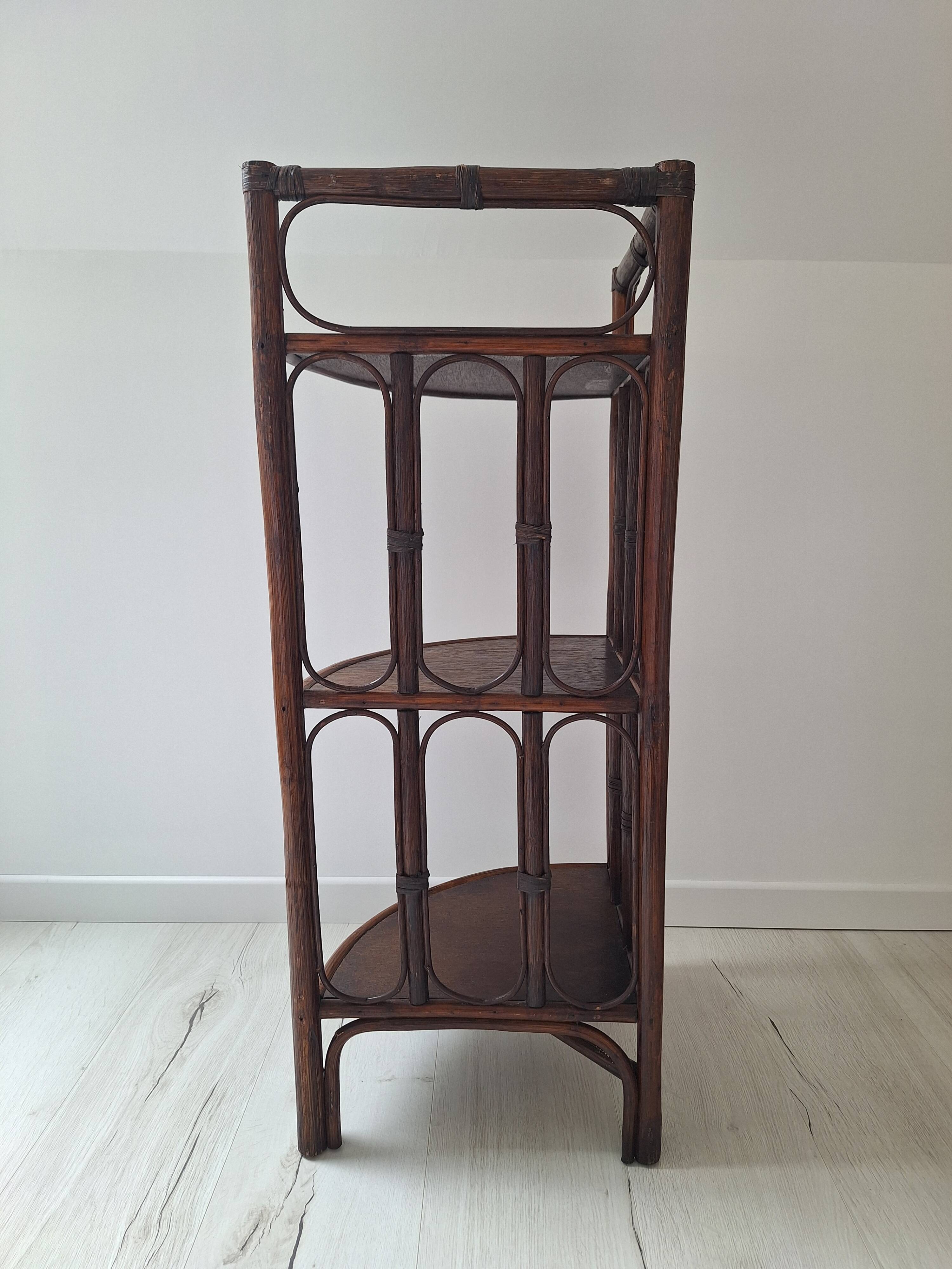 Etagère d'angle en rotin