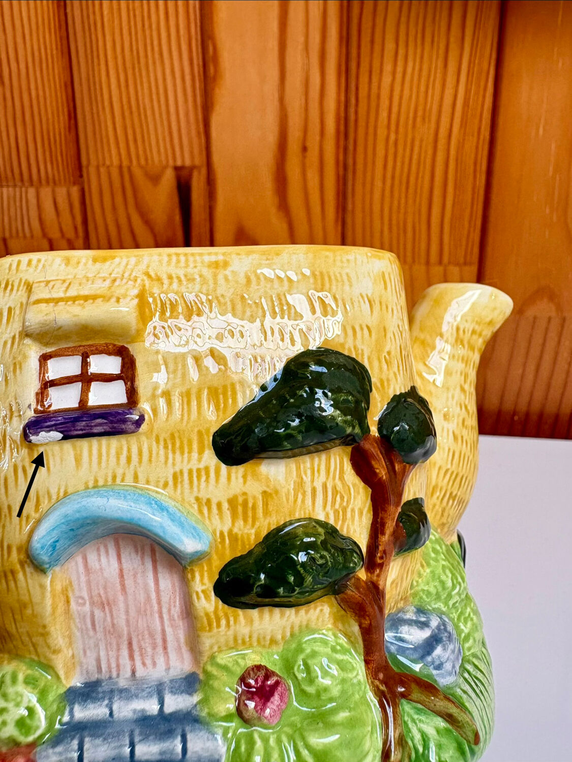 Vintage teapot in majolica – House of puppies