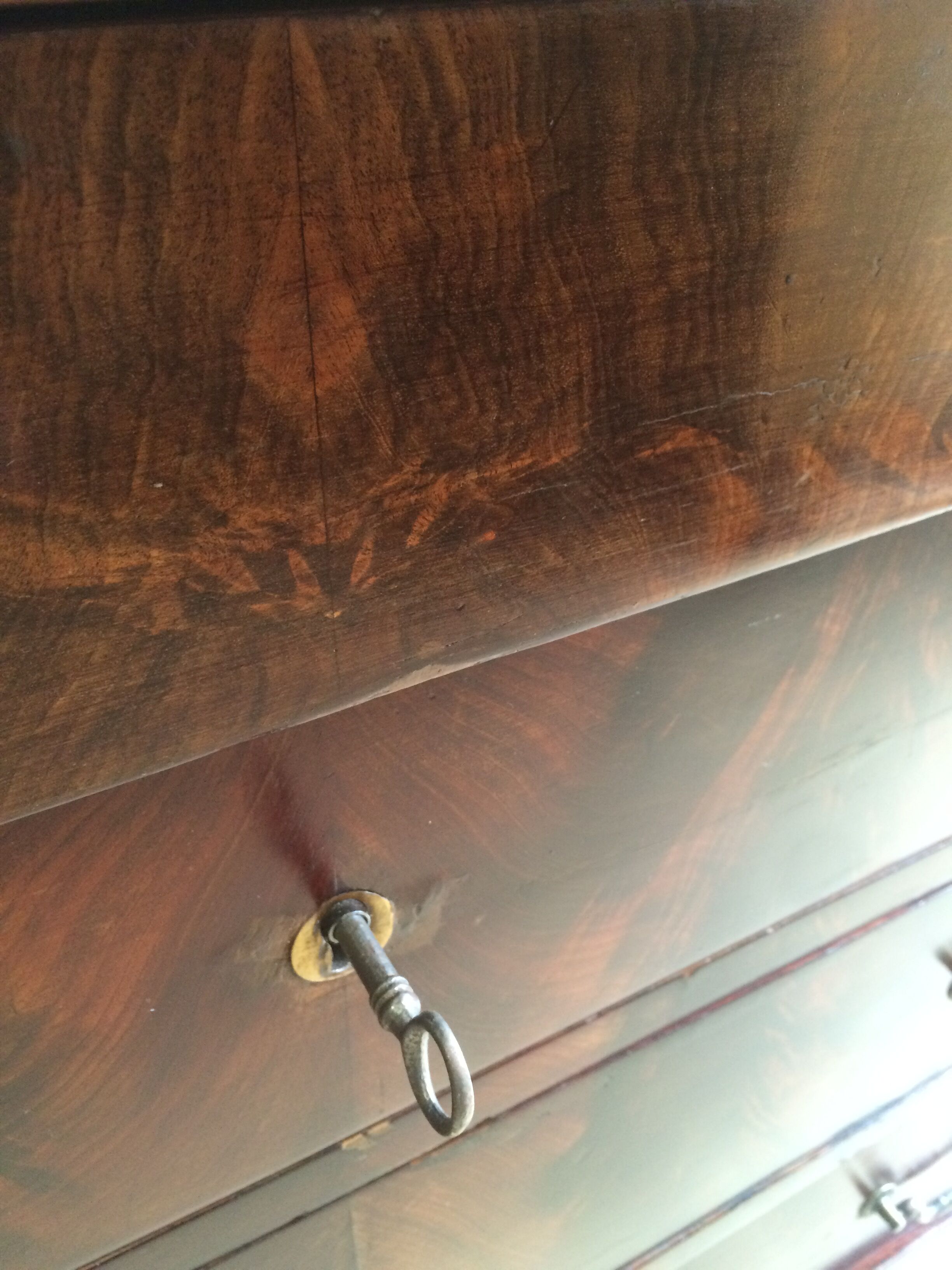 Commode Louis Philippe bois et marbre noir, 4 tiroirs