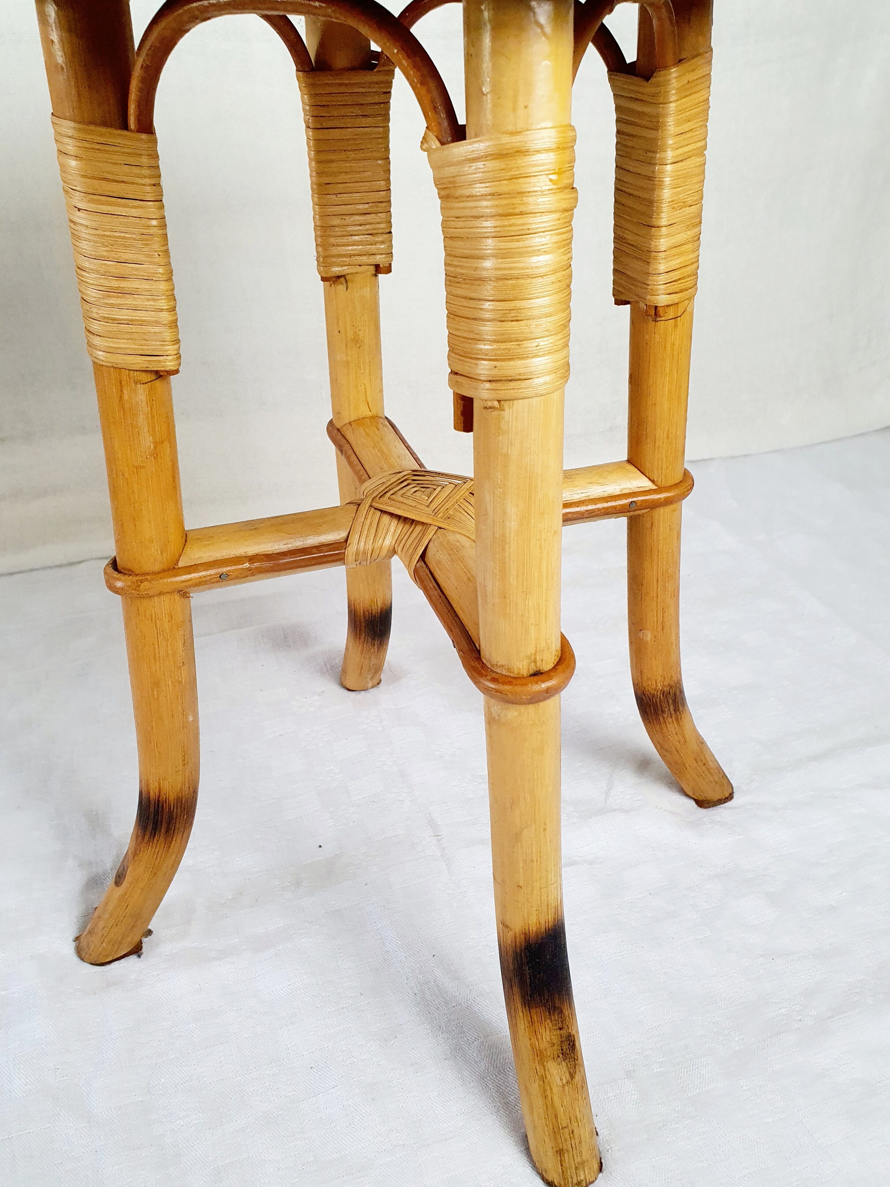 Tabouret en marqueterie de rotin 1960