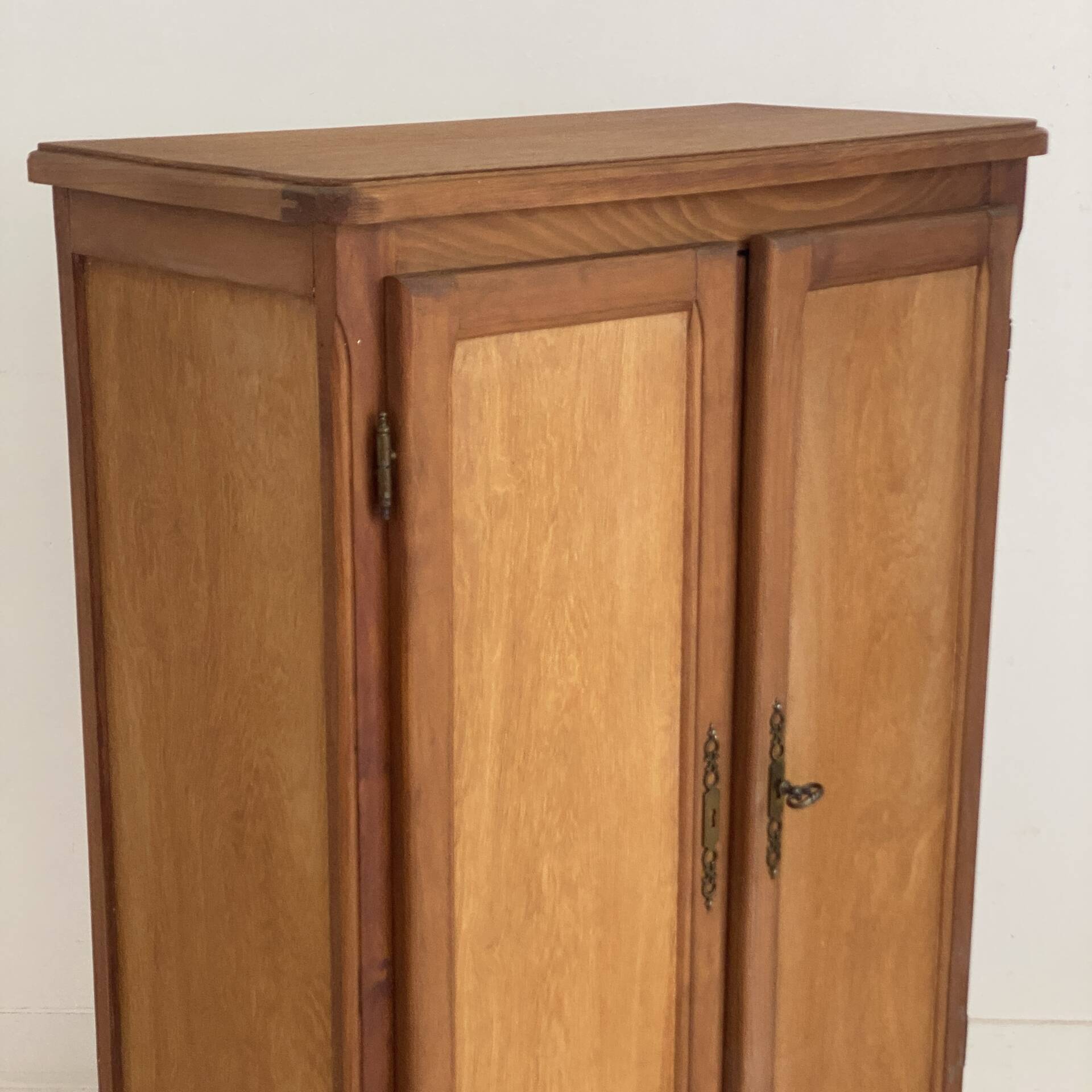 Buffet parisien rangement chaussure vintage 1970's  Hauteur : 101,5 cm