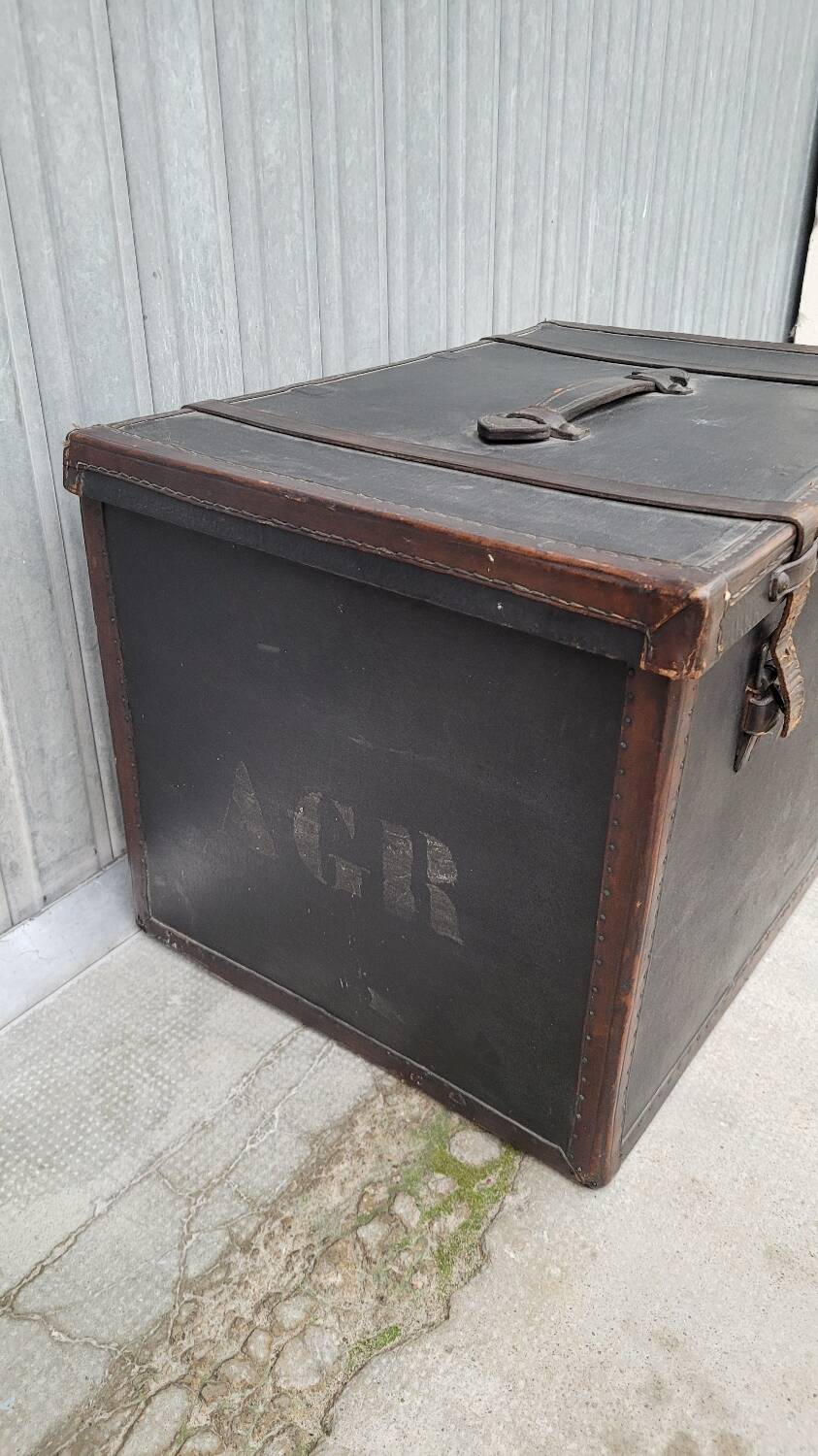 Leather travel trunk from the 1900s