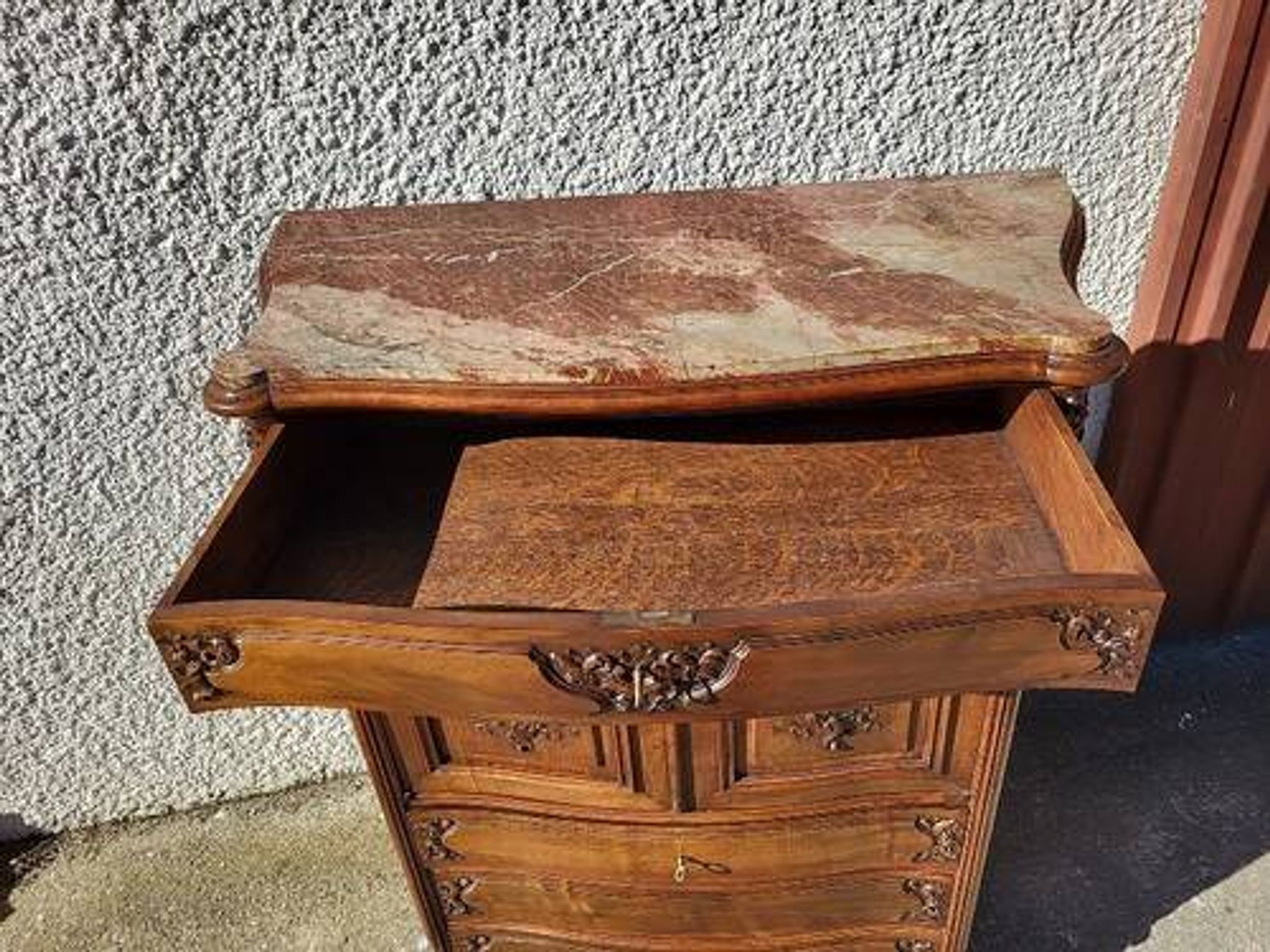 Meuble cabinet rocaille en noyer
