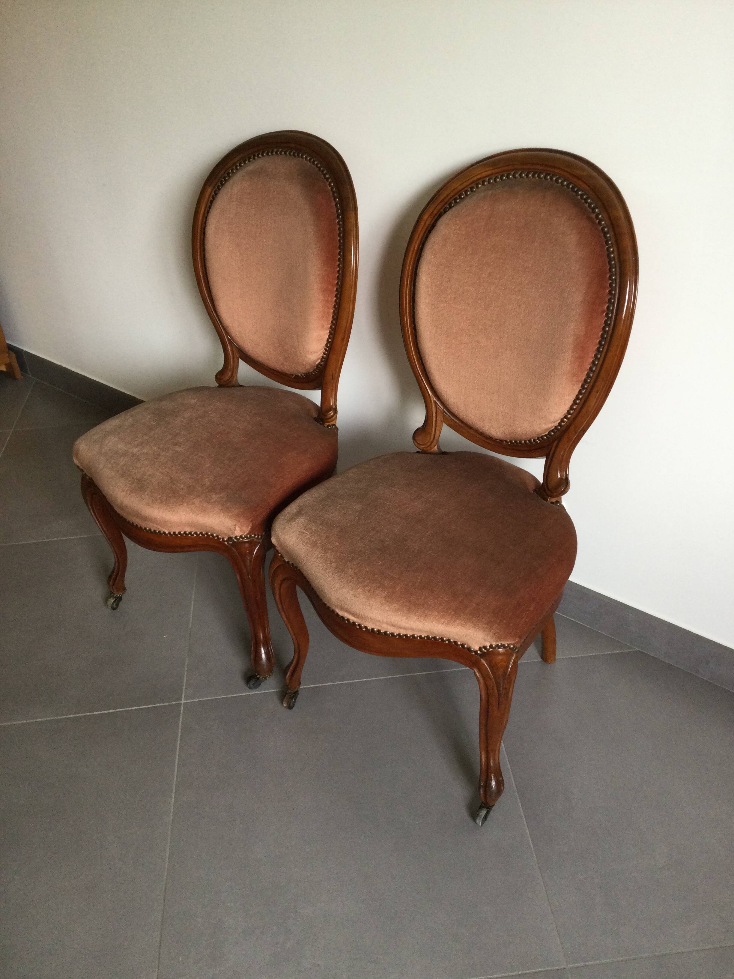 Paire de chaises médaillon style Louis Philippe en velours rose