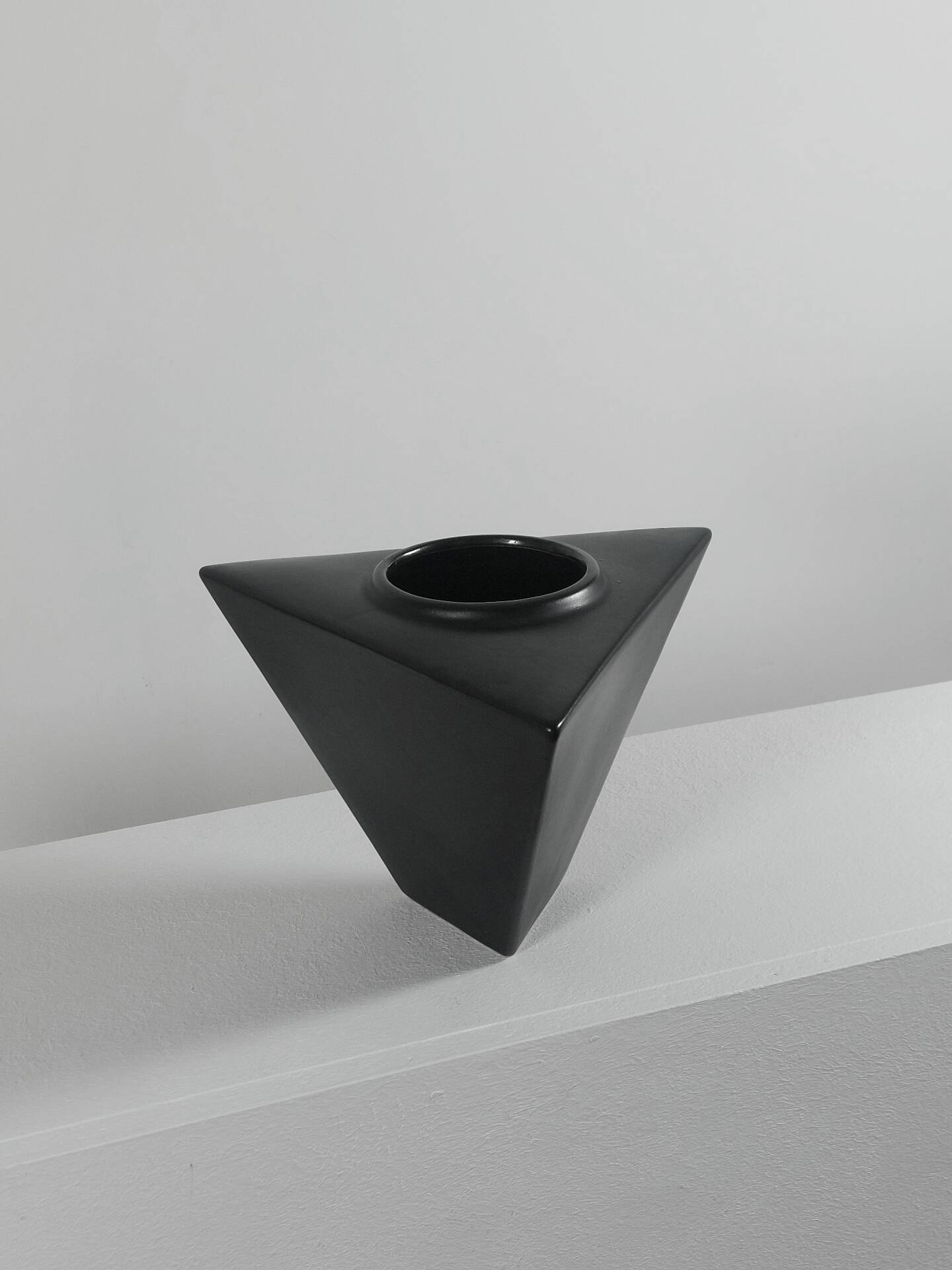 Vase en céramique postmoderne noir géométrique vintage