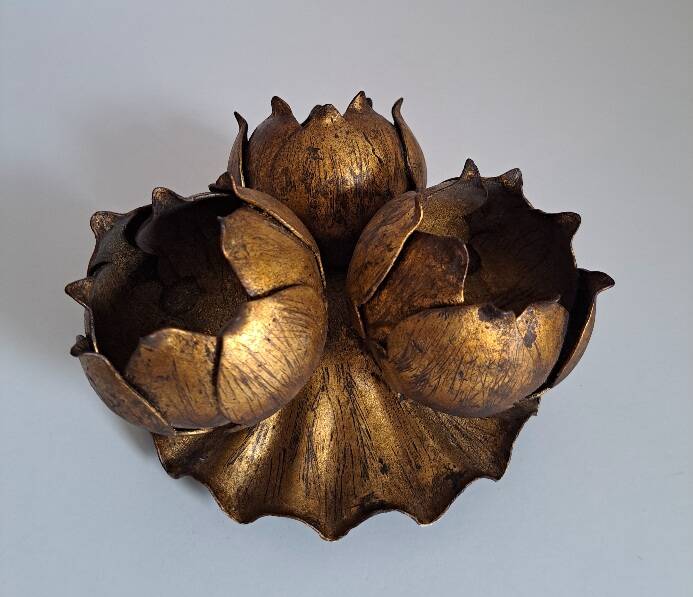 Gold flower-shaped wall lamp
