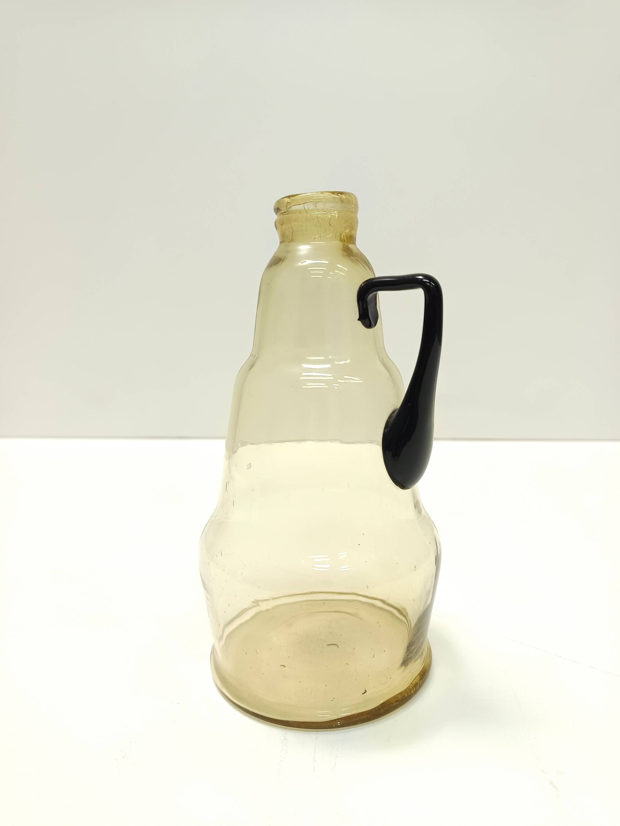 Pichet / vase en verre de Murano de couleur paille attribué à Vittorio Zecchin, Italie