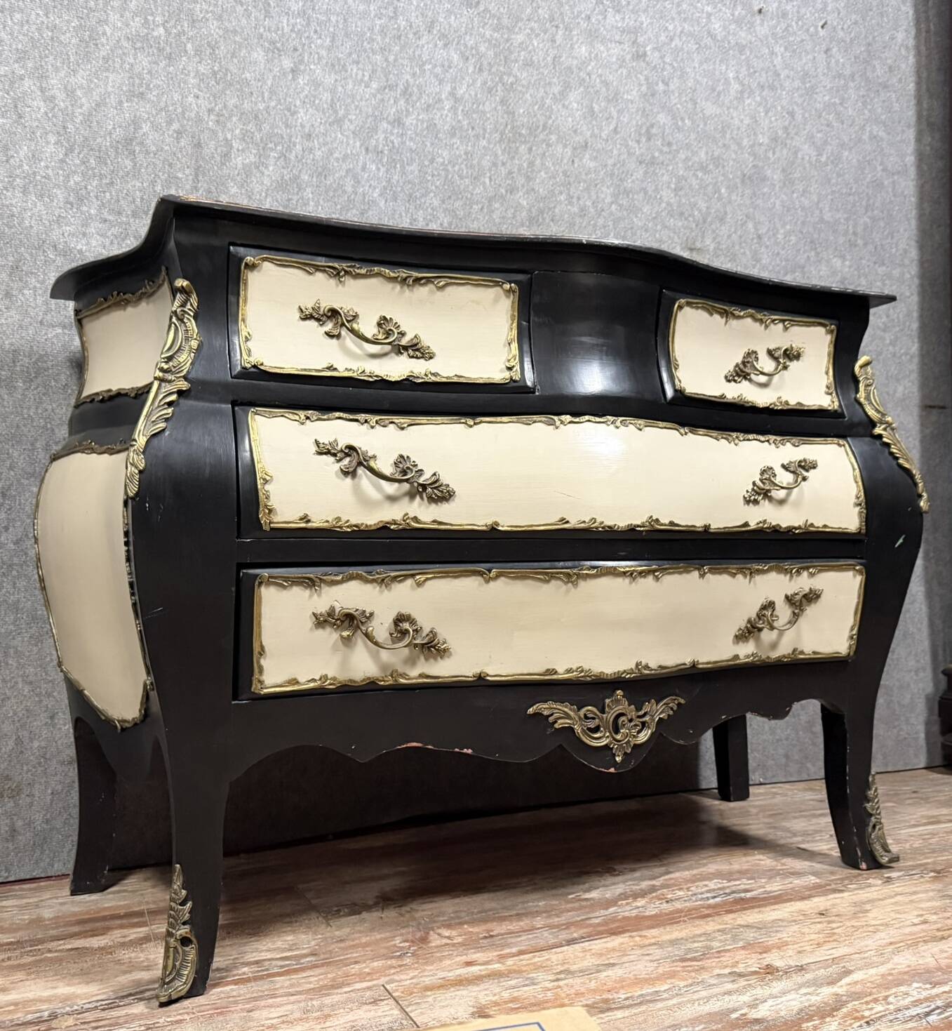 Curved Louis XV Baroque style chest of drawers in lacquered wood
