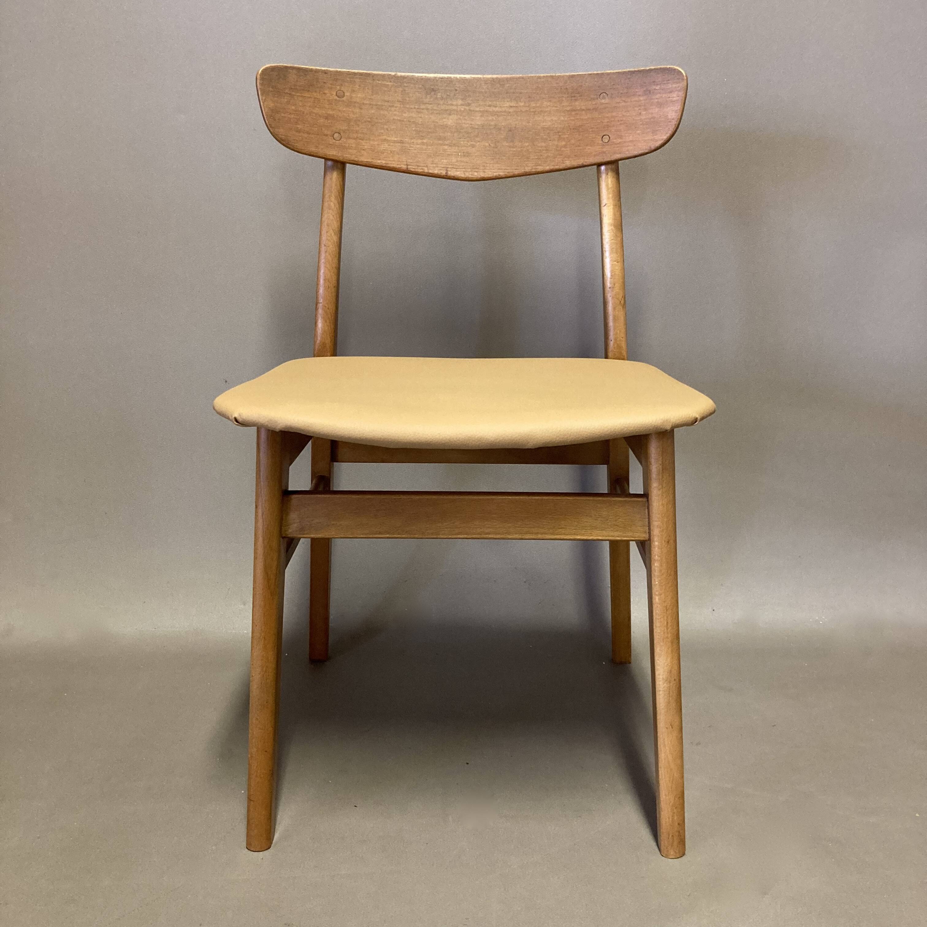 Suite de 4 chaises "Design Scandinave" 1950.