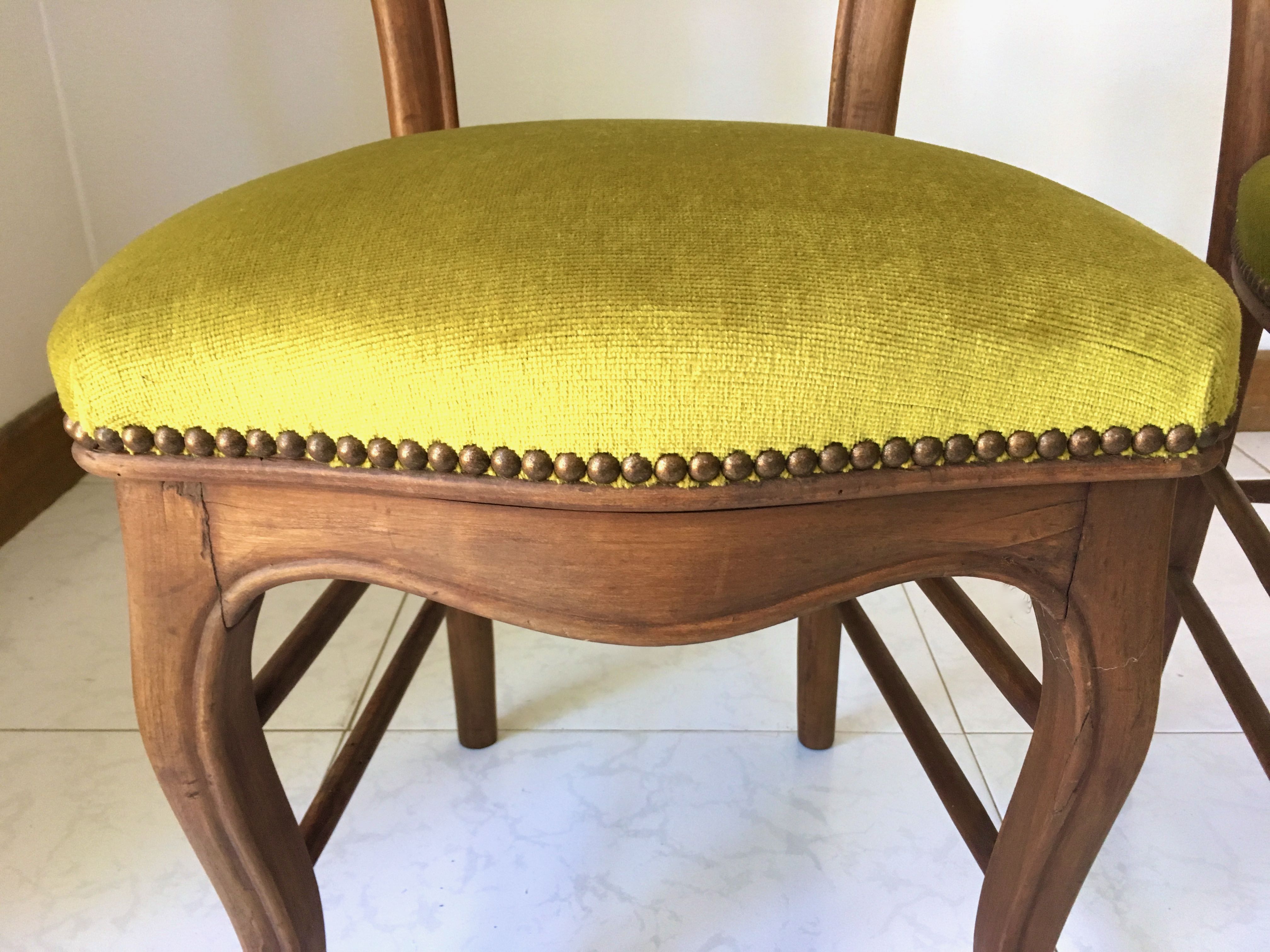 Paire de chaises en velours vert doré style Louis Philippe