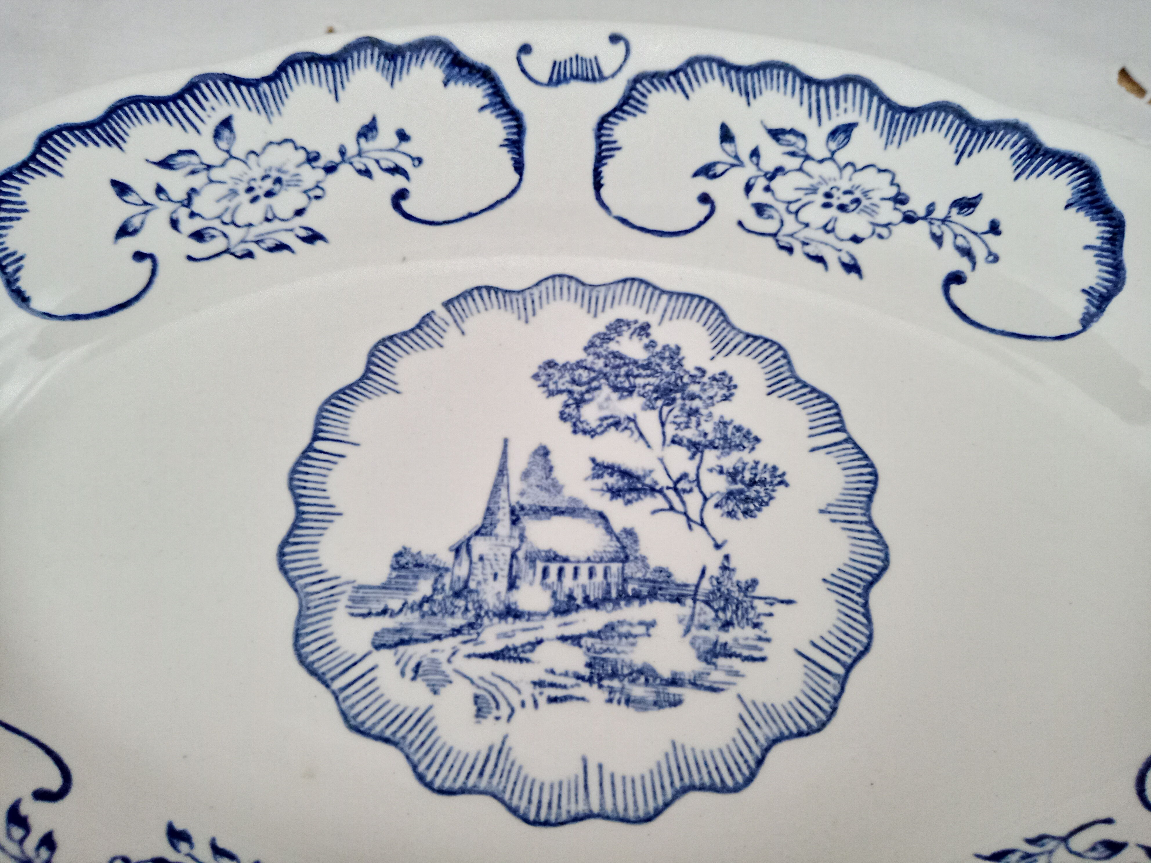 Ravier Digoin Sarreguemines modèle Bernadette. En parfait état, aucun fêle ni égrenure. 21,5cm x 14,