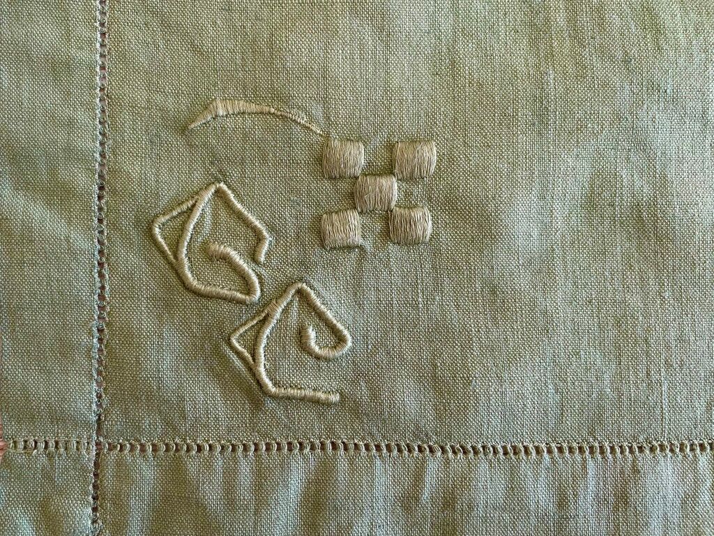 Old tablecloth and its 10 monogrammed GC towels and olive green embroidered - 225x165cm - Métis