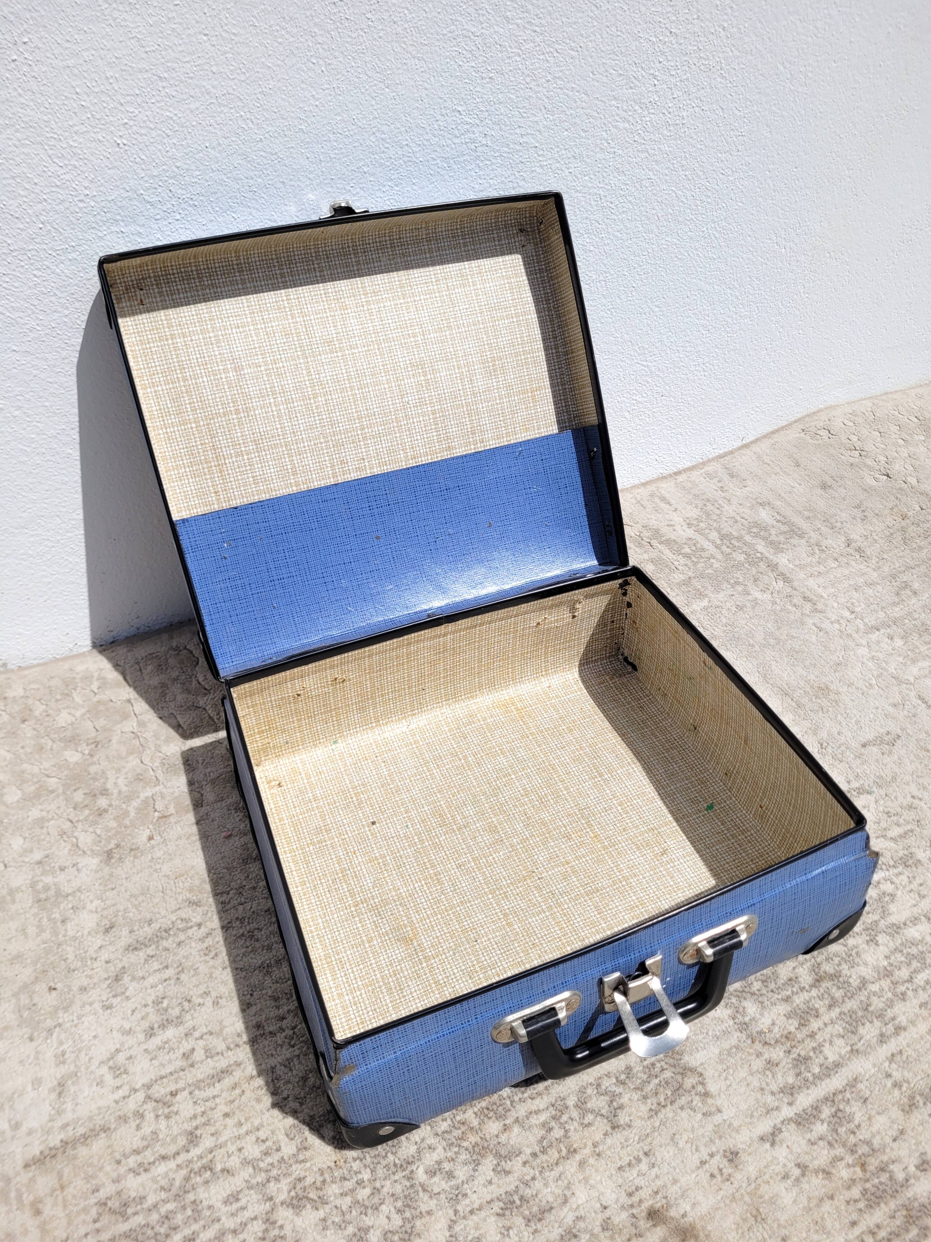 Petite valise rétro bleue