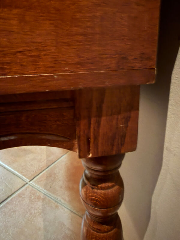 Banquette ancienne en bois sculpté avec assise capitonnée verte et tir