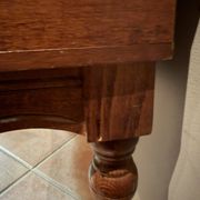 Banquette ancienne en bois sculpté avec assise capitonnée verte et tir