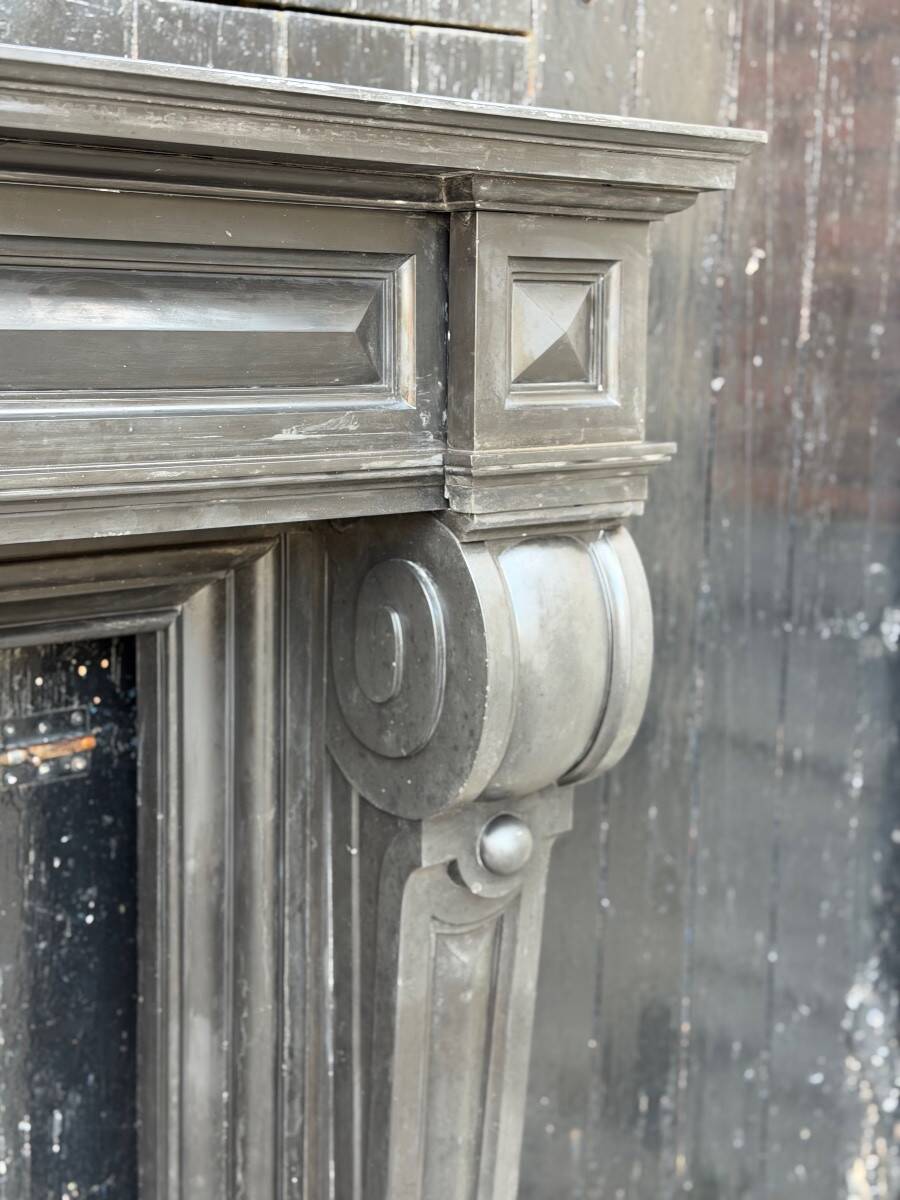 Grande cheminée Napoléon III en marbre noir de Belgique, vers 1880