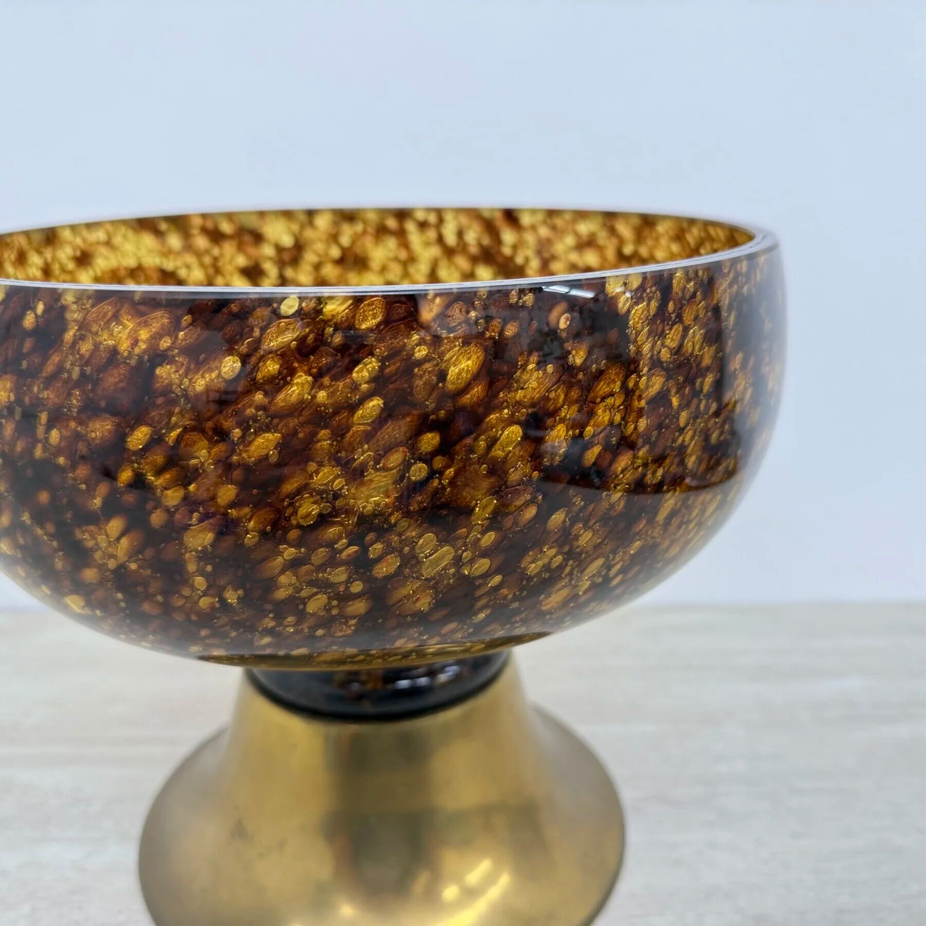 Bol en verre de Murano italien avec un centre en laiton, années 1970