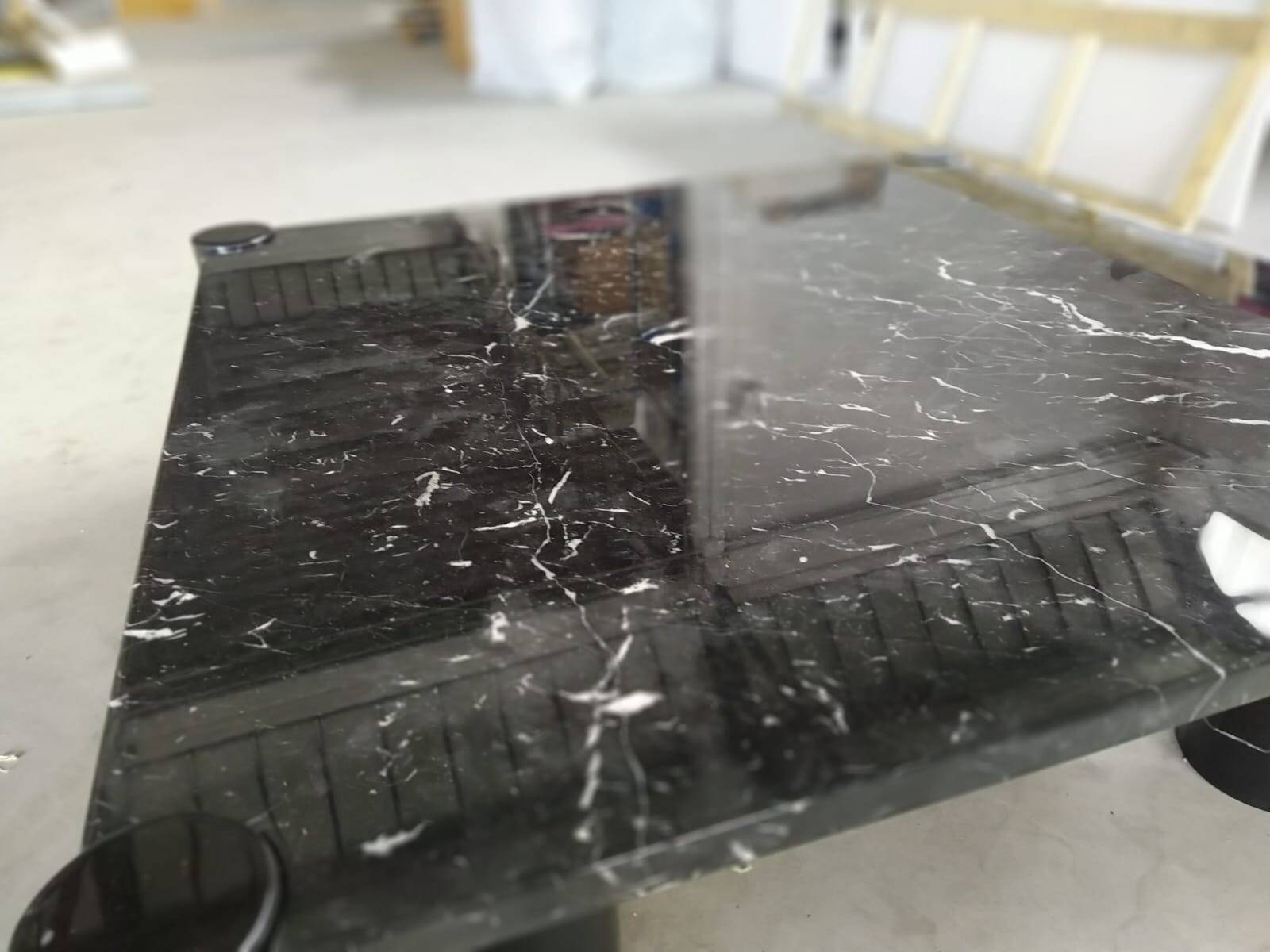 Table basse Jumbo de Gae Aulenti produite par Knoll en marbre de Carrare.