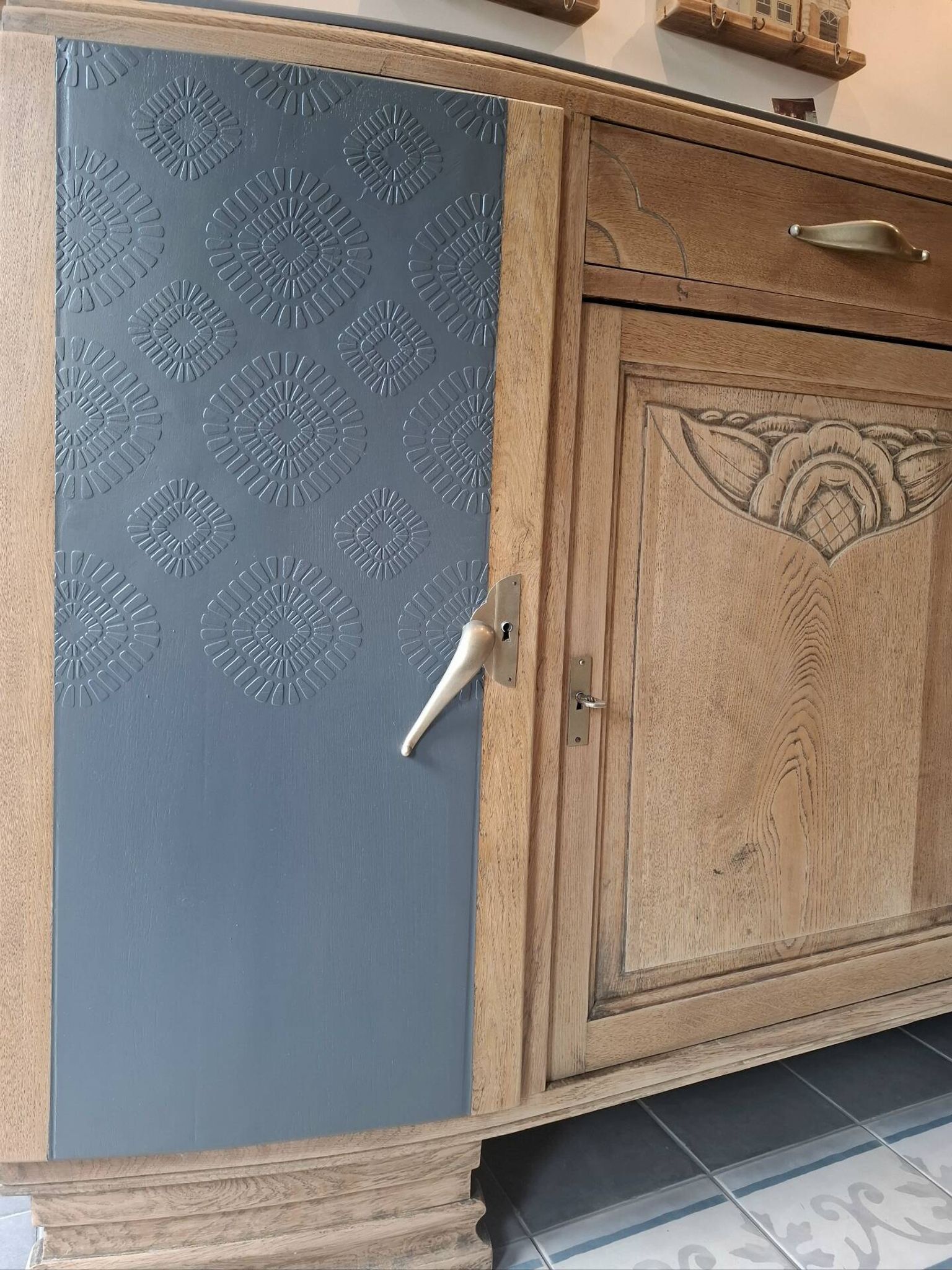 Art Deco buffet in oak and anthracite.
