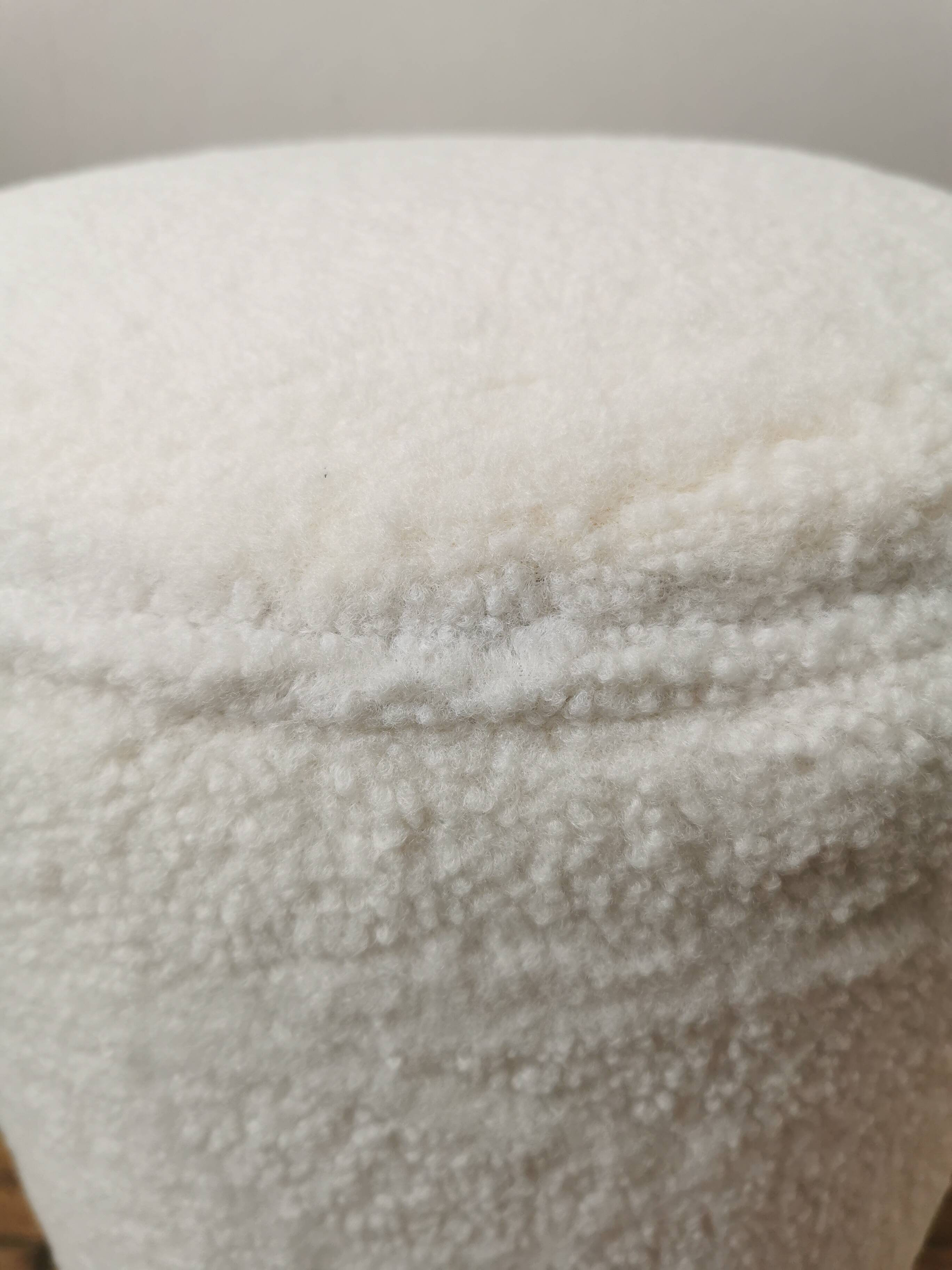 Léon stool in white boucle fabric