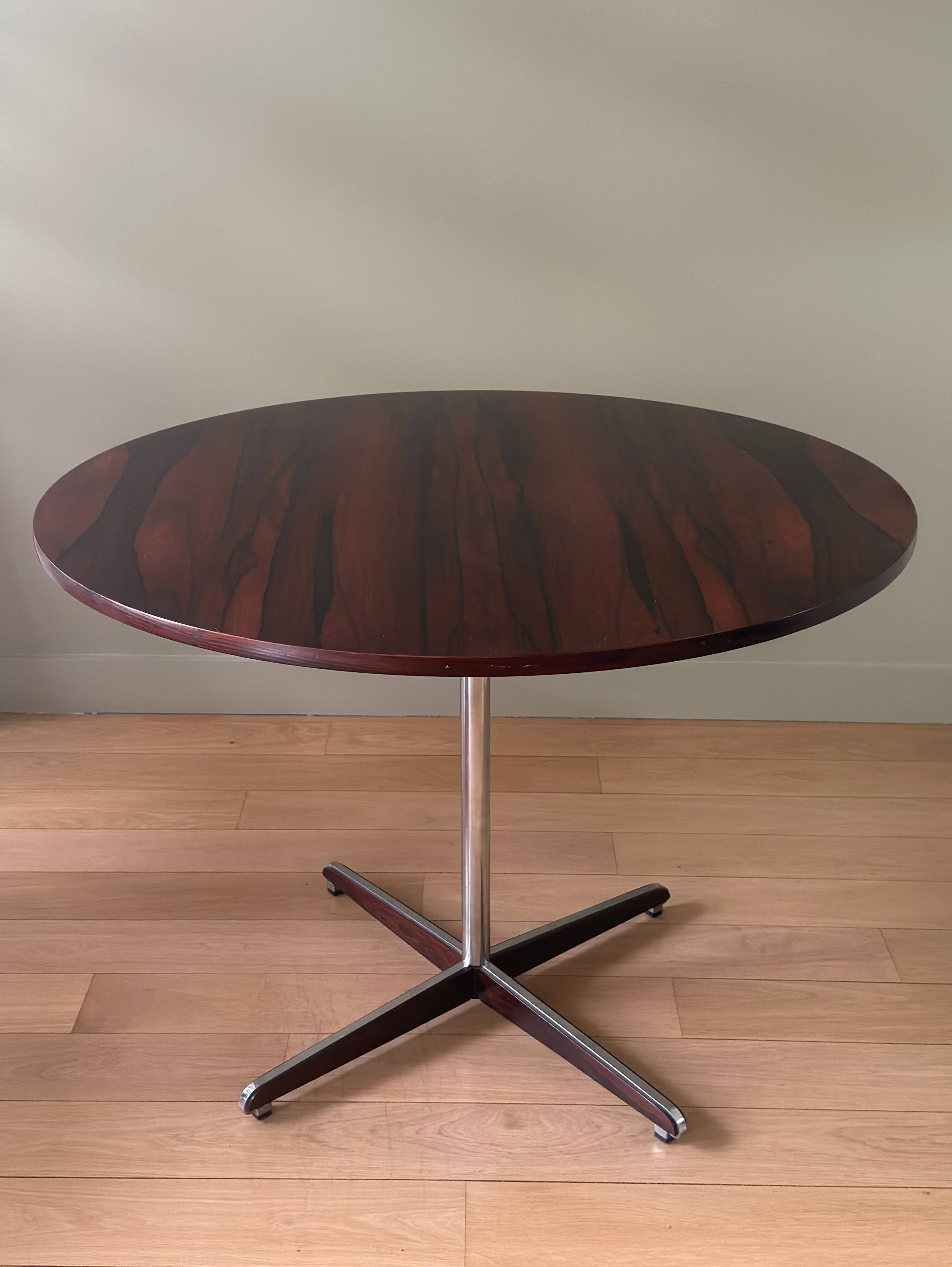 Round table in varnished rosewood