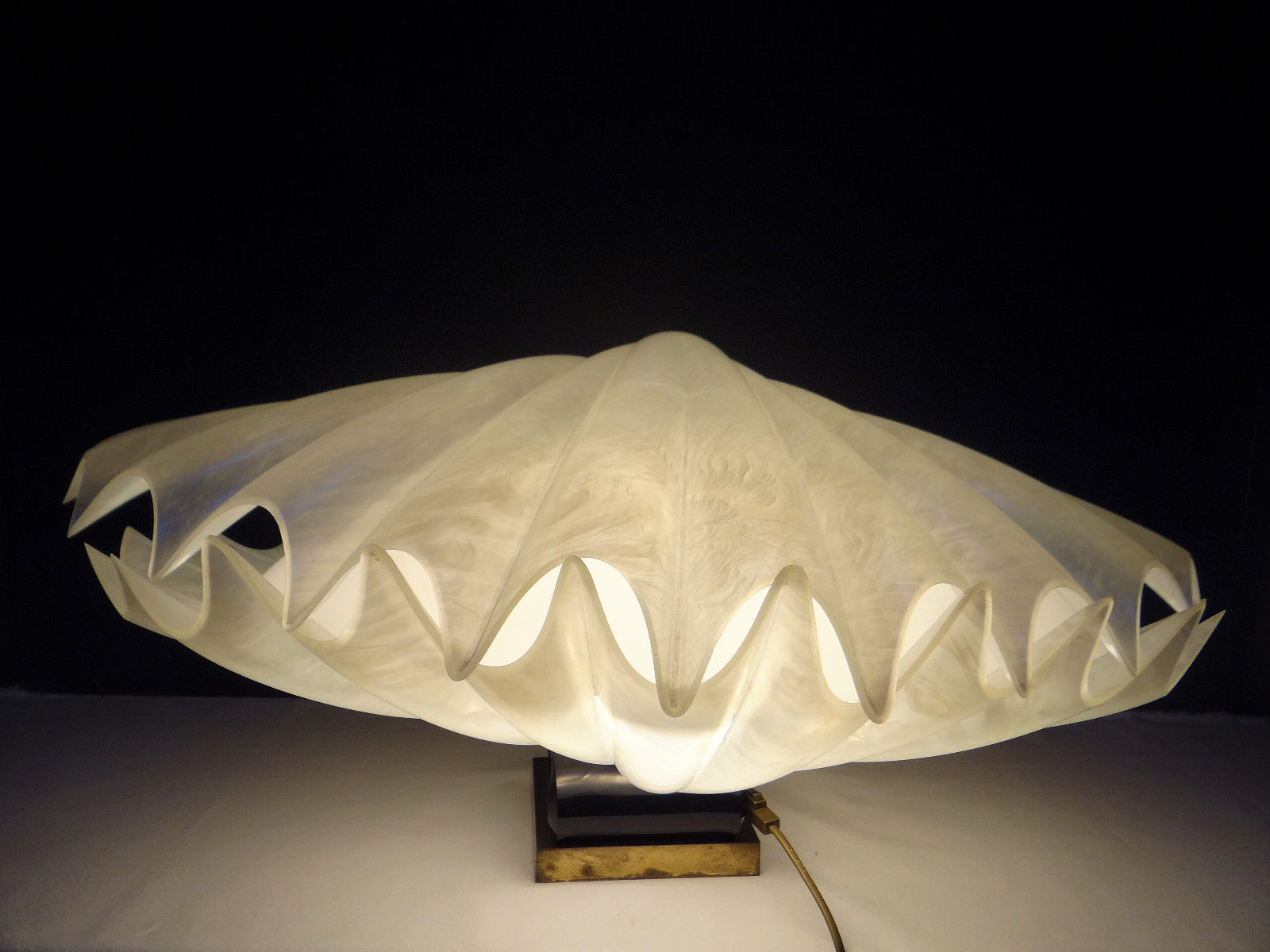 Liane Rougier lamp shell Benetier design 1970 in methacrylate