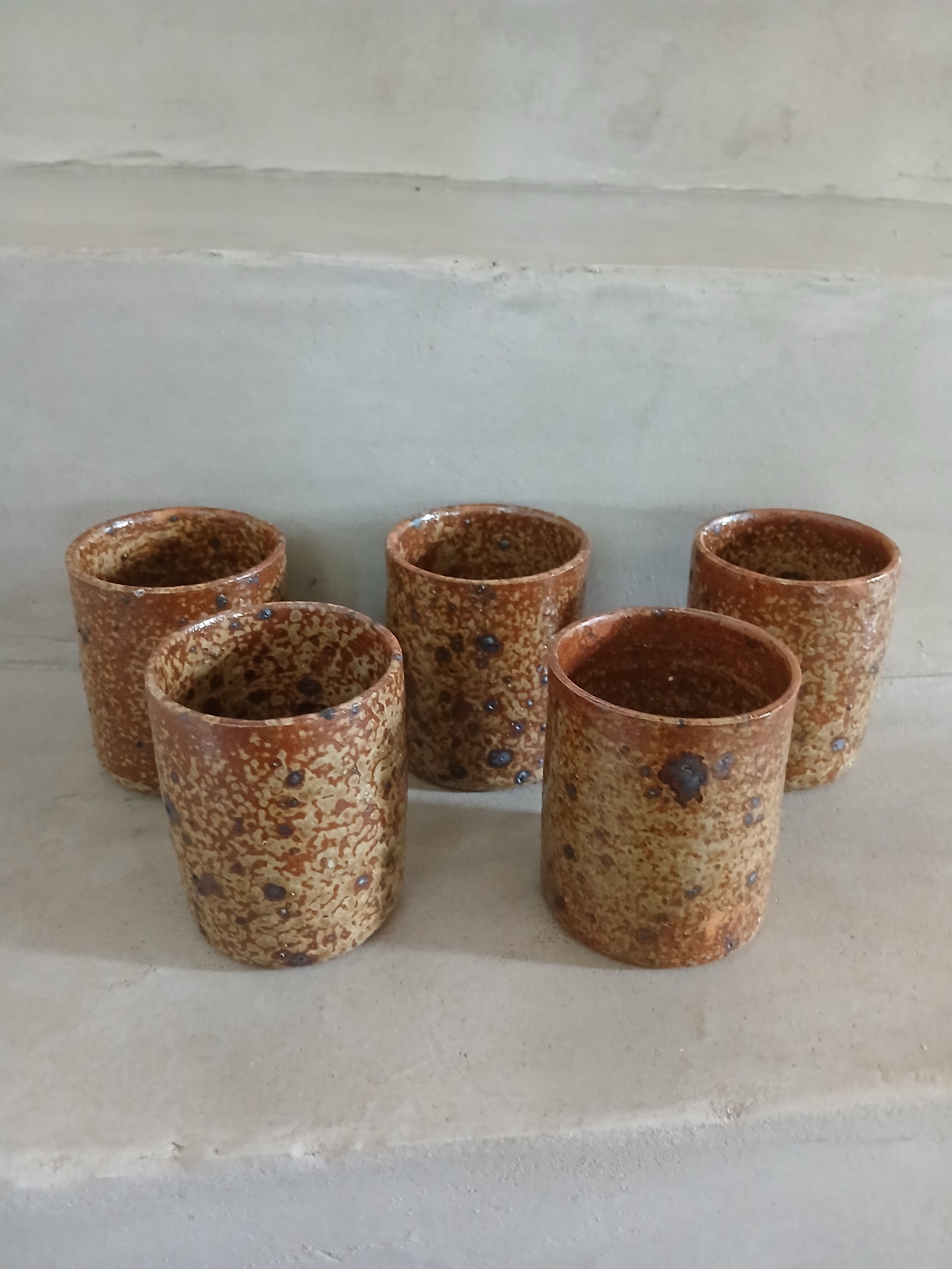 5 mugs / verres anciens en grès pyrite