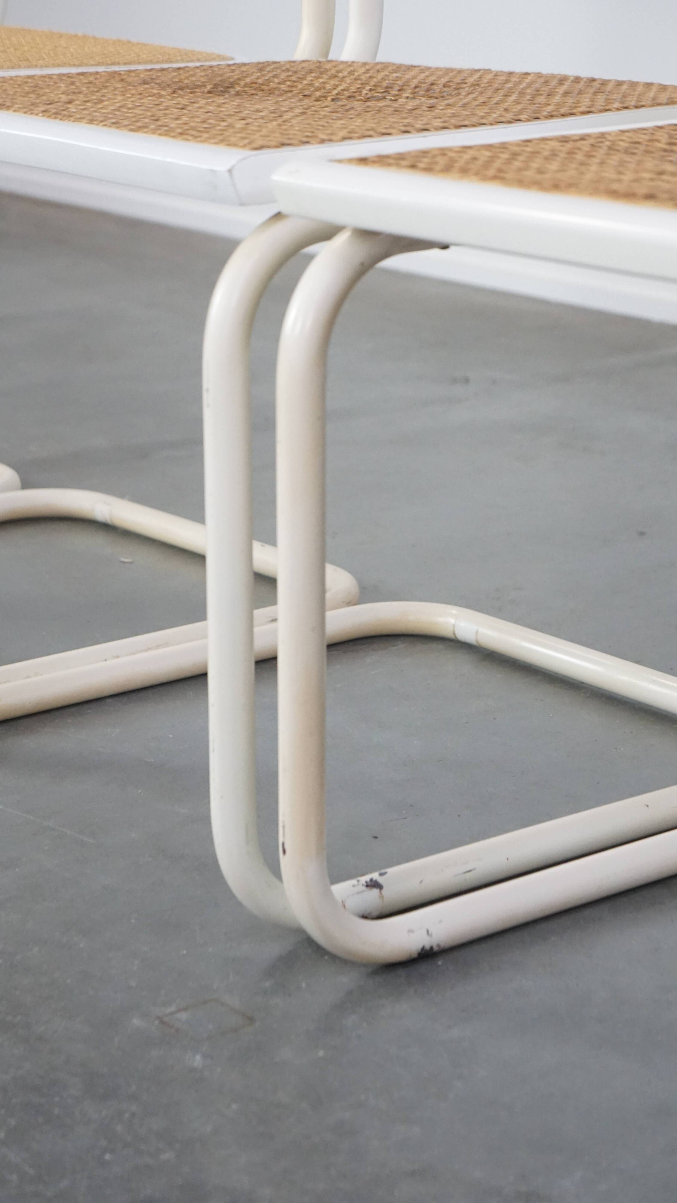 Lot de 4 chaises de salle à manger blanches au design vintage dans le style de Marcel Breuer avec assise en osier