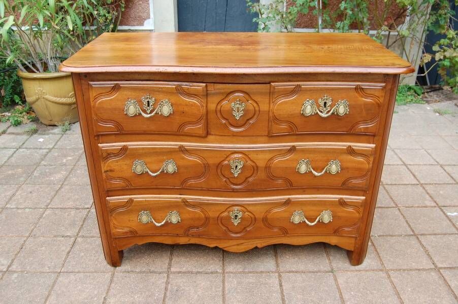 18th-century Louis XV period Parisian commode in walnut.