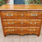18th-century Louis XV period Parisian commode in walnut.