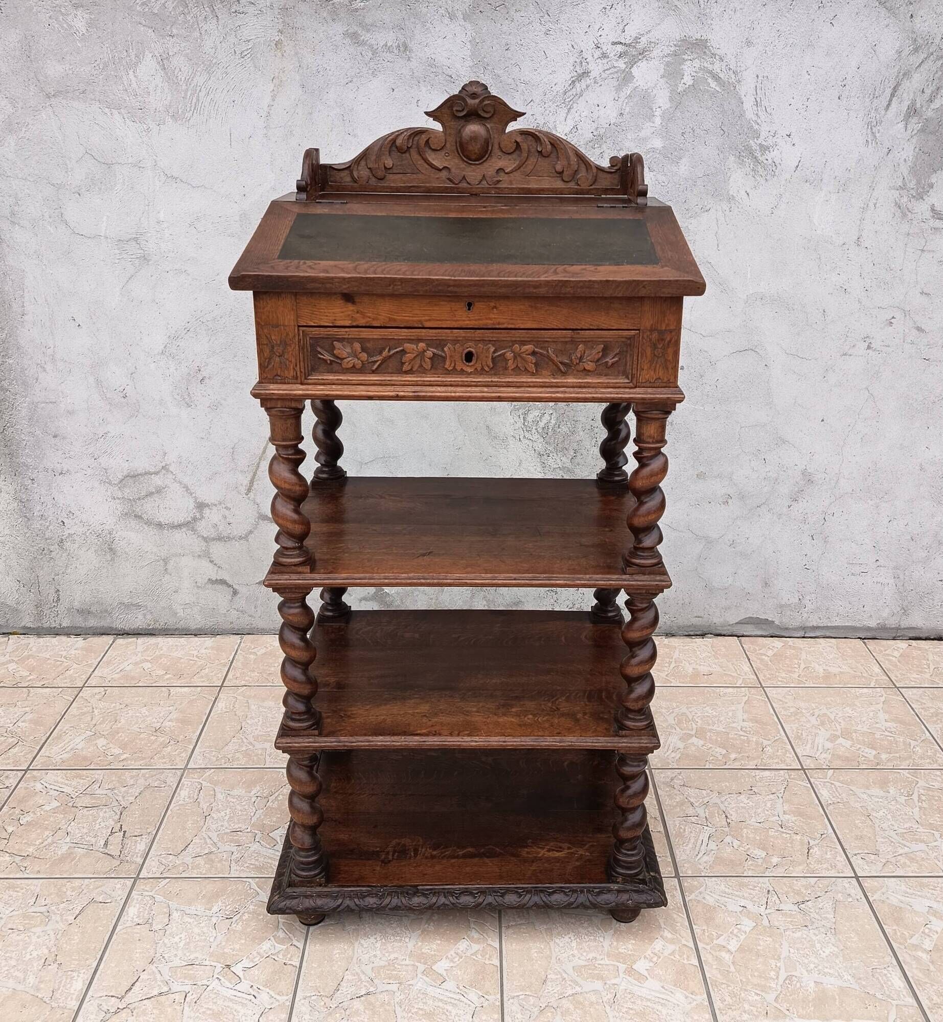 High Louis XIII writing desk in oak, 19th century.