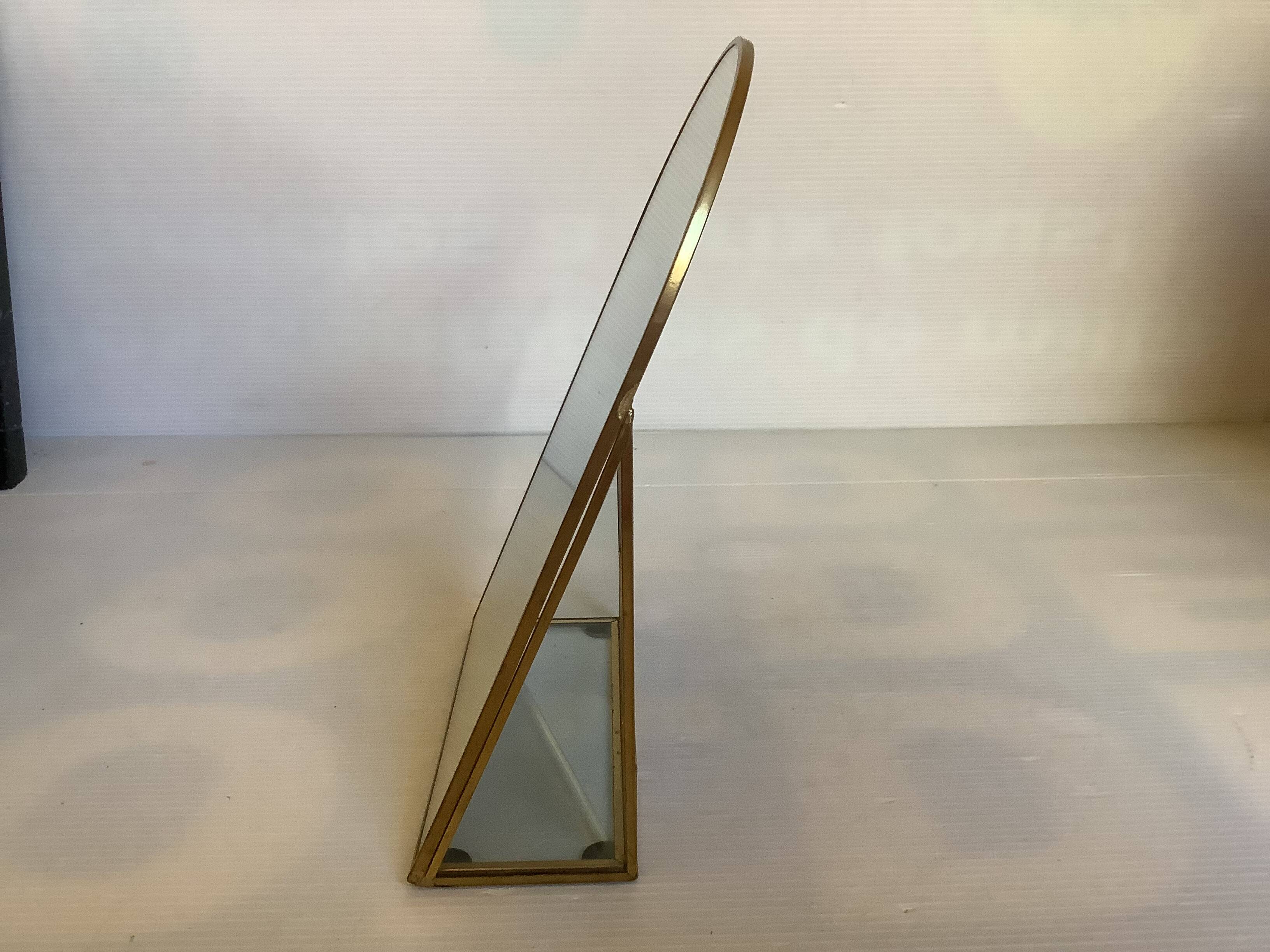 Petit miroir de table en laiton