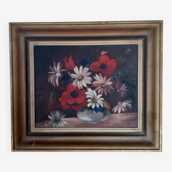 Table bouquet of poppies, cornflowers and daisies