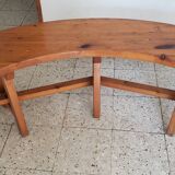 Banc courbé en pin massif dans le gout de Pierre Chapo