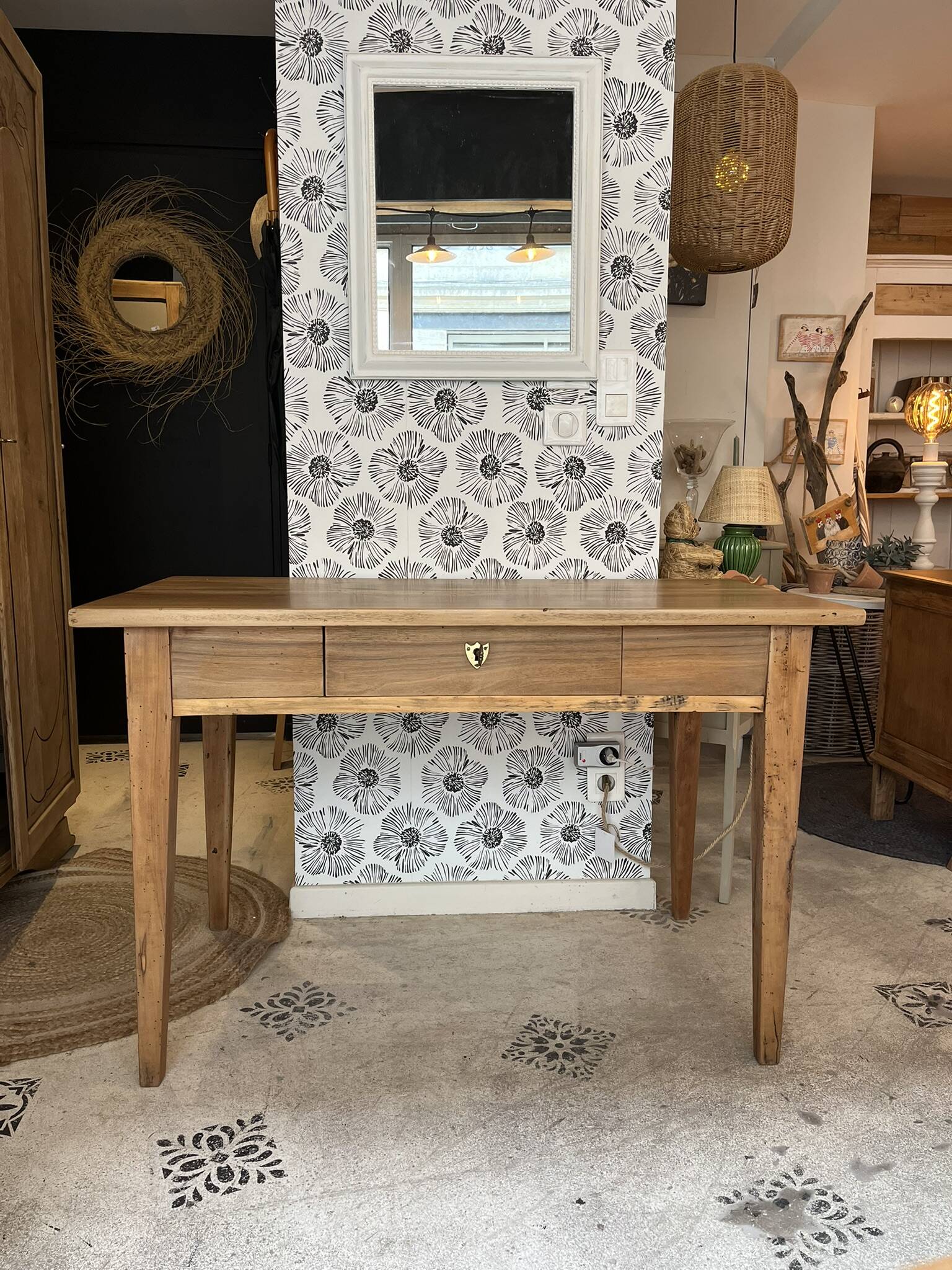 Nino desk, solid wood, drawer.