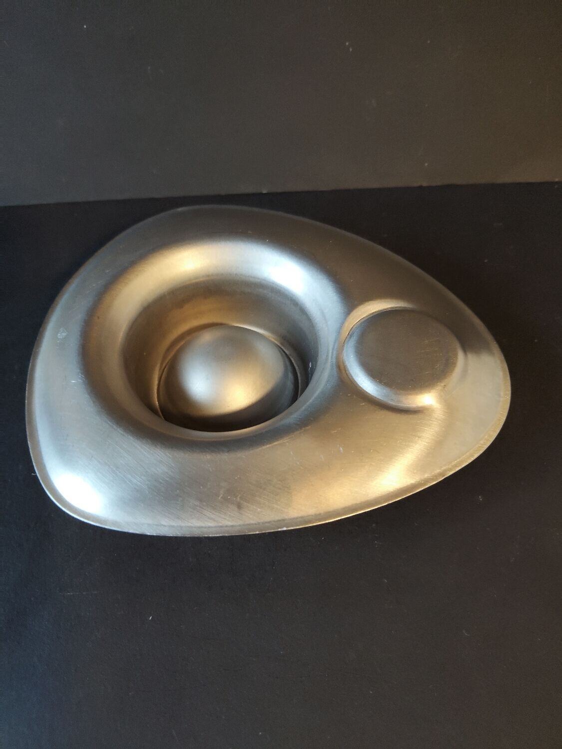 Modernist metal egg cup – Alessi spirit